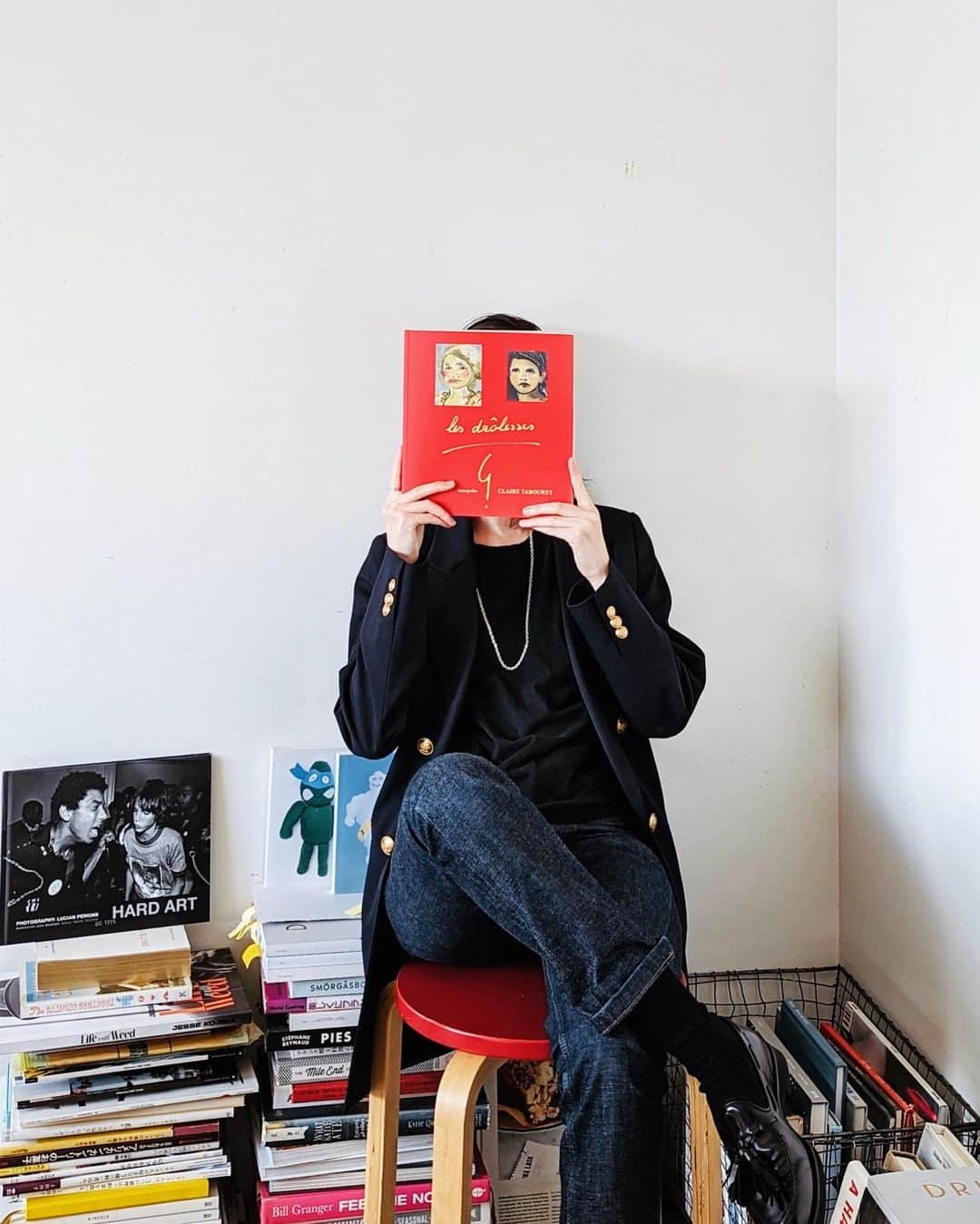 のインスタグラム：「PLST @plst_official にいただいた紺ブレが大活躍している今秋。もはや制服のよう。今日はとても寒かったのでタートル入れても良かったかな。  デニムは @apc_daikanyama のプチニュースタンダードですが、思い描いてたイメージ通りに育ちつつあって愛着湧きまくりです。  #plst#プラステ#apc#プチニュースタンダード#tods#トッズローファー#blanciris#ブランイリス」