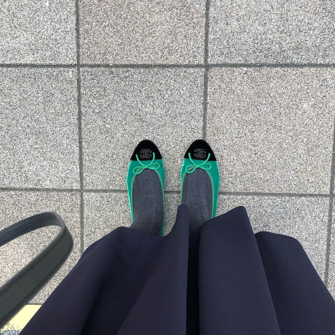 _mar_.imのインスタグラム：「ベロアのバレエ。 グリーンというところが好き🩰  .  .  #今日のコーデ  #今日の服 #バレエシューズ」