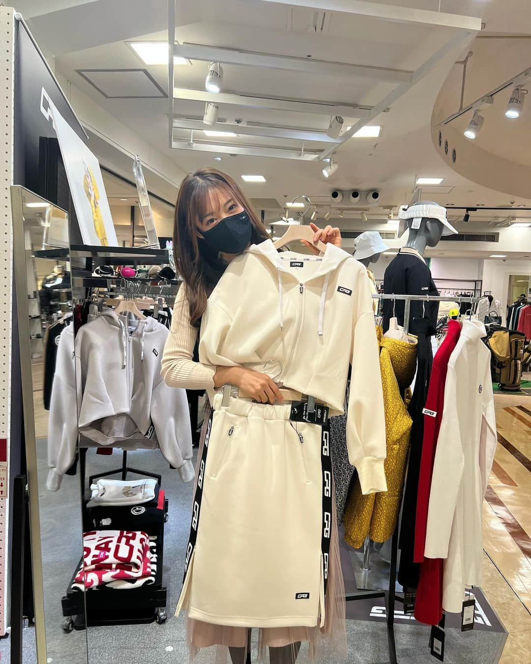 高橋としみさんのインスタグラム写真 - (高橋としみInstagram)「西武池袋本店にて開催中！ 新世代ゴルフブランド大集合 【ゴルフにGO】に行ってきました⛳️✨  店頭で取り扱いがないブランドを中心に 新世代のゴルフブランドがたくさん😊👍 なかなか手に取ることが出来ないので 私も試着してきましたー🫶  最初に着たのは5階にあるセシルマクビー⛳️ もう！私の世代であります✨✨ ゴルフウェアもスタイリッシュで可愛い❤️  イエローロブスターのヘッドカバーは スカジャンの袖部分をイメージしてるんだって！😳オシャレー  試着は出来ないけど（笑） メンズウェアもたくさんあります⛳️  3階は韓国ブランドのPANADAGOLF（パナダゴルフ） coco airy （ココエアリー） ココエアリーのトップスとプリーツのスカート 韓国のウェアはスタイル良く見せてくれる🏌️‍♀️  そしてまさかの、さえみるちゃんが ココエアリーにいた（笑） おすすめのウェア紹介してくれたよ❤️  今月の31日まで開催してるので ぜひ、西武池袋本店に行ってみてね⛳️  試着した人にはお菓子がもらえます✨ 購入した人には日焼け止めがもらえるかも🥰  #西武池袋本店 #新世代ゴルフブランド#golf#ゴルフ男子#ゴルフ女子ゴルフウェア#ゴルフコーデ#pr」10月25日 19時55分 - toshimi_1002