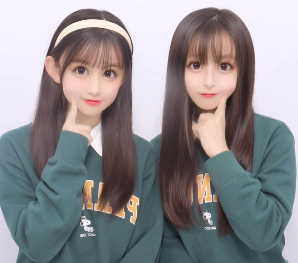 ゆめ & じゅなさんのインスタグラム写真 - (ゆめ & じゅなInstagram)「またまたじゅなとおでかけっ！  プリクラを撮るときに、頭の上にピースをするのがわたしのこだわりです！笑  11月と12月にテストがあるので 今のうちにたくさんじゅなと遊んじゃいます〜！！  #野崎結愛 #野崎珠愛 #姉妹  #2歳差姉妹 #姉 #07 #妹 #09  #おそろい #双子コーデ #中学生  #プリクラ #プリクラポーズ  #キューナナパーセント #プリ  #ストレートヘア #カチューシャ  #遊ぶ #テスト #頭の上 #ピース」10月25日 20時05分 - yumejuna