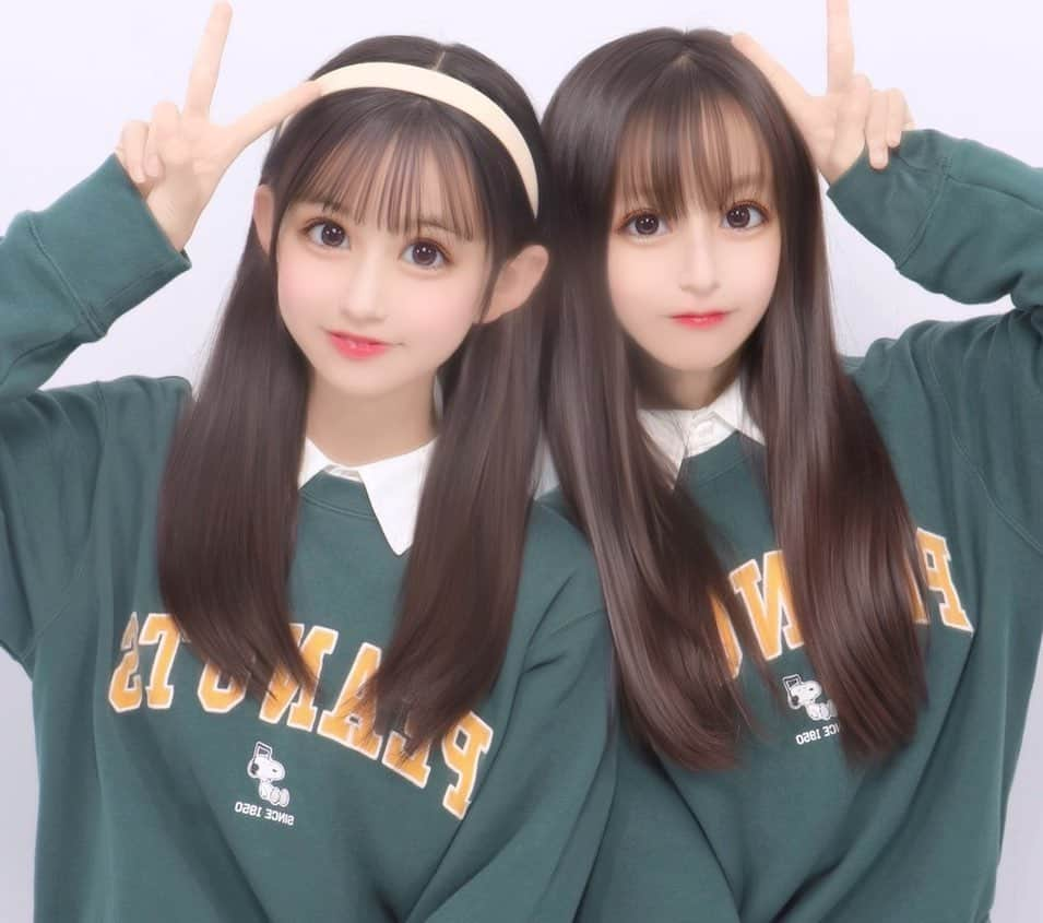 ゆめ & じゅなさんのインスタグラム写真 - (ゆめ & じゅなInstagram)「またまたじゅなとおでかけっ！  プリクラを撮るときに、頭の上にピースをするのがわたしのこだわりです！笑  11月と12月にテストがあるので 今のうちにたくさんじゅなと遊んじゃいます〜！！  #野崎結愛 #野崎珠愛 #姉妹  #2歳差姉妹 #姉 #07 #妹 #09  #おそろい #双子コーデ #中学生  #プリクラ #プリクラポーズ  #キューナナパーセント #プリ  #ストレートヘア #カチューシャ  #遊ぶ #テスト #頭の上 #ピース」10月25日 20時05分 - yumejuna