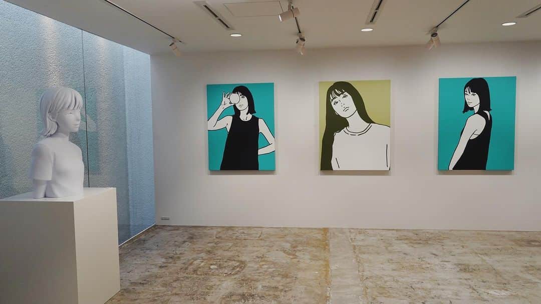 わちみなみのインスタグラム：「母と地元のお友達と行ってきました🐱  @cassette_fukuoka  @route3boy   個展に  お腹が空いちゃう色たちが可愛いかった！！ プリン色の果物の絵もシンプルだけどぷりぷりしてた🍇  冬は特に少し寂しい気持ちになる光の通りだなと子どもながらに感じていたのだけど、とっても素敵に採光されていた☁️  ミニ美術館な感じで、一階の紅い絨毯の敷かれた空間ではコーヒーやジュースなど色々飲めて。(写真撮りたかったのだけど、沢山の人がいて撮れず、、みてみてほしい〜) アートがより身近に感じられるね🌈  大濠公園も近く、最高です🌿  福岡いい街だなー🥹 と思わせてくれる場所でした  子どもたちも遊びに来てた  #cassette #kyne #fukuoka」