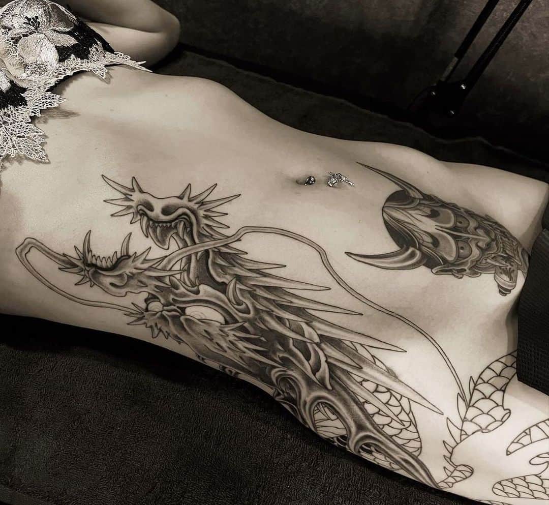 彫師美漸のインスタグラム：「美漸般若/龍 Bizen art tattoo studio ・ 途中経過 ・ #美漸般若 #美漸和彫り #美漸ガールズタトゥー #タトゥー女子　#刺青 #彫師 #美漸 #彫師美漸 #表参道 #原宿 #原宿タトゥー #タトゥー #東京タトゥー #Bizenarttattoostudio #tokyo #tattoo #art #fashion #bizenart #bizen #문신　#Bizentattoo  #tattooer #tattooist #tattooartist #tattooart #tattoostudio #japanesetattoo」