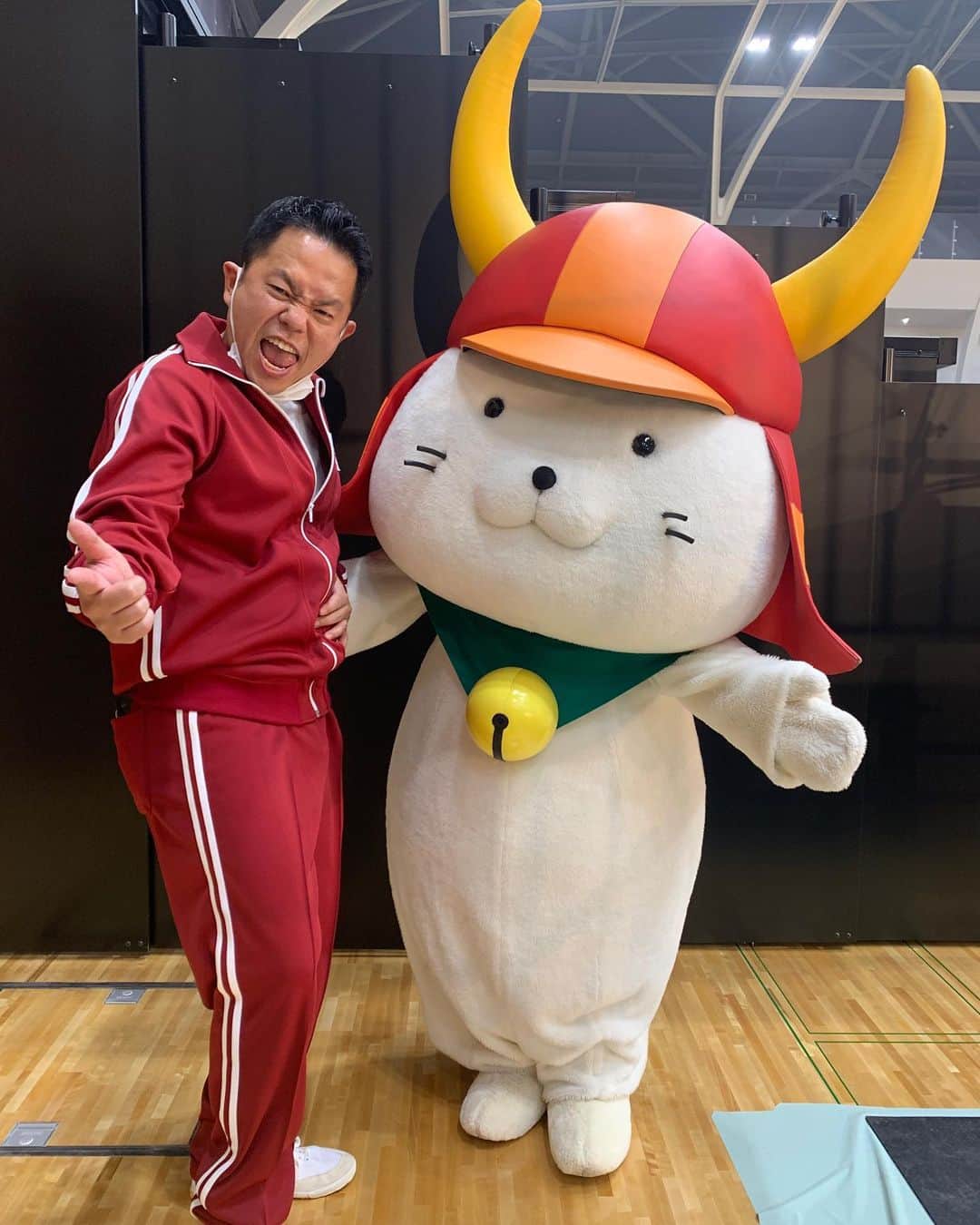 津田篤宏のインスタグラム：「NHKに出てます なぜジャージなのか？ ひこにゃんかわい」