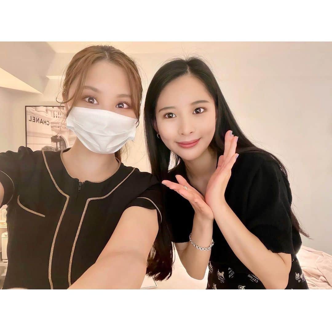 ELENAのインスタグラム：「※写真は過去のです  モデルとして活躍されているミチ様 ✨ ( @mi0306chi ) お身体のメンテナンスのためエレナご来店です🌷 お身体の状態が良くなり大変満足してくれました🔥 皆さまも定期的にメンテナンスは大切にしましょう💆‍♀️ ⁡ 大人気のエレナ式 #小顔矯正 #美容整体 『 𝗘𝗟𝗘𝗡𝗔 麻布十番 』店が11月まもなくOPENです🎉 店舗によっては予約1ヵ月待ちの店舗もございます... 早めのご予約をオススメします‼️ コロナ対策も常に徹底とした体制をとっていますのでご安心下さいませ✔︎✔︎ ⁡ 🎁小顔矯正・美容整体・初回全て15%OFF!!🎁 予約はトップURLのホットペッパービューより‼👇 @elena.4beauty」