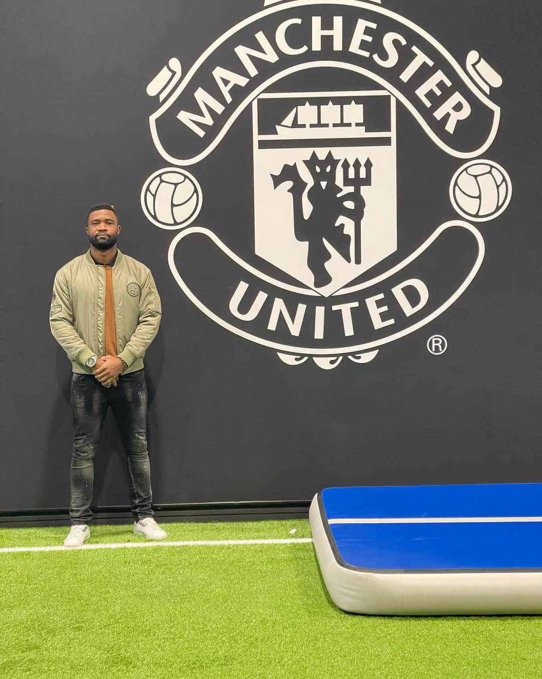 オーレリアン・シェジュのインスタグラム：「Bjr la Famille..  Nouveau module et nouvelle étape dans la course à mon MIP (Master of International Players)..  Manchester United et son centre de formation de Carrington était la destination hôte de la journée...  #bepositive #MIP #UEFA #Manchesterunited #Chedjousportconsulting」