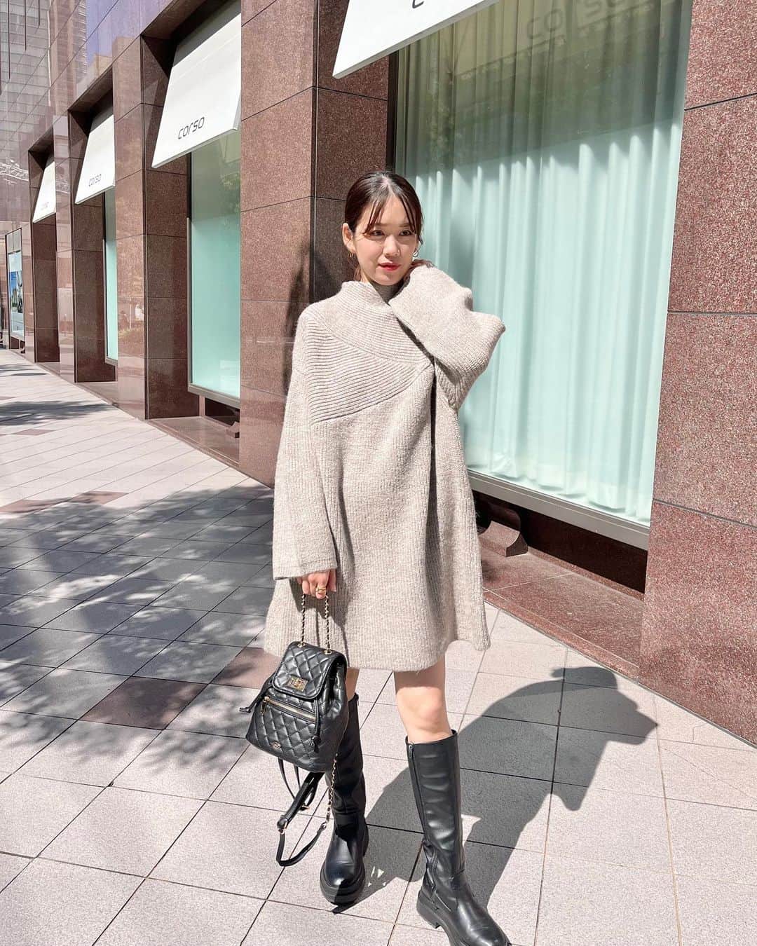 kitamayuuのインスタグラム：「着た瞬間、買う！ってなったワンピ！♡ ボトルネックが大人ぽく着れて好き。 色で迷うな〜🥹🥹 . . . #chico #ニットワンピース #ニットワンピ　#大人カジュアル #ロングブーツ　#ロングブーツコーデ #骨格ウェーブ　#160cmコーデ」