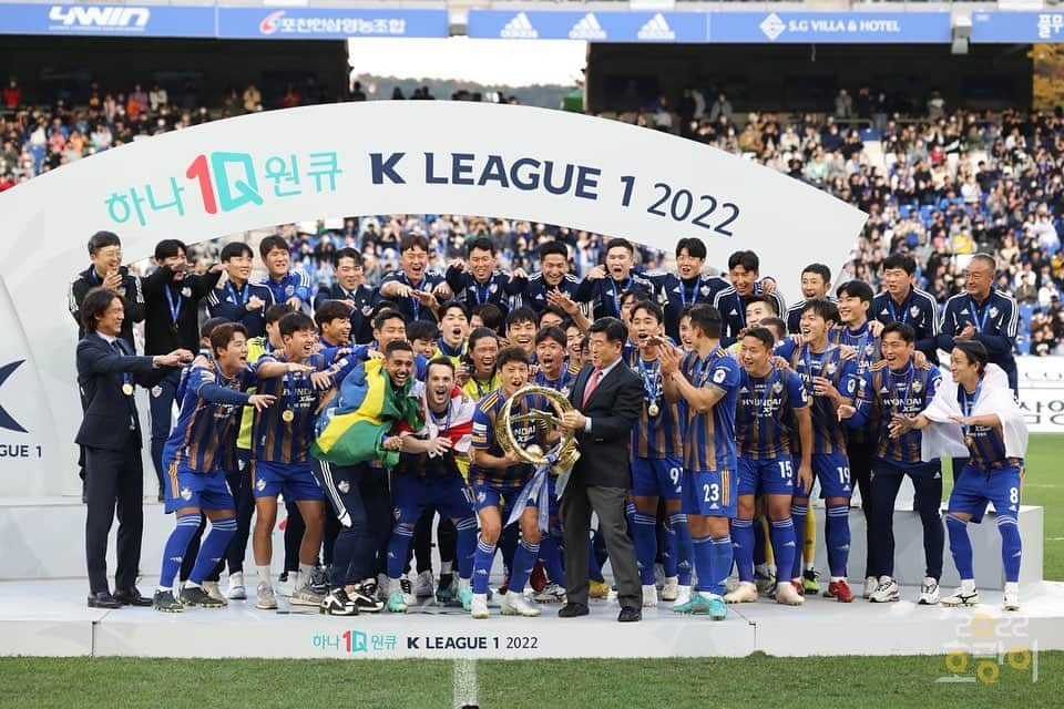 天野純のインスタグラム：「champion🏆🏆🏆  キャリア初優勝。 蔚山現代の17年ぶりリーグ制覇。  この決断を正解にできて本当に良かった。」