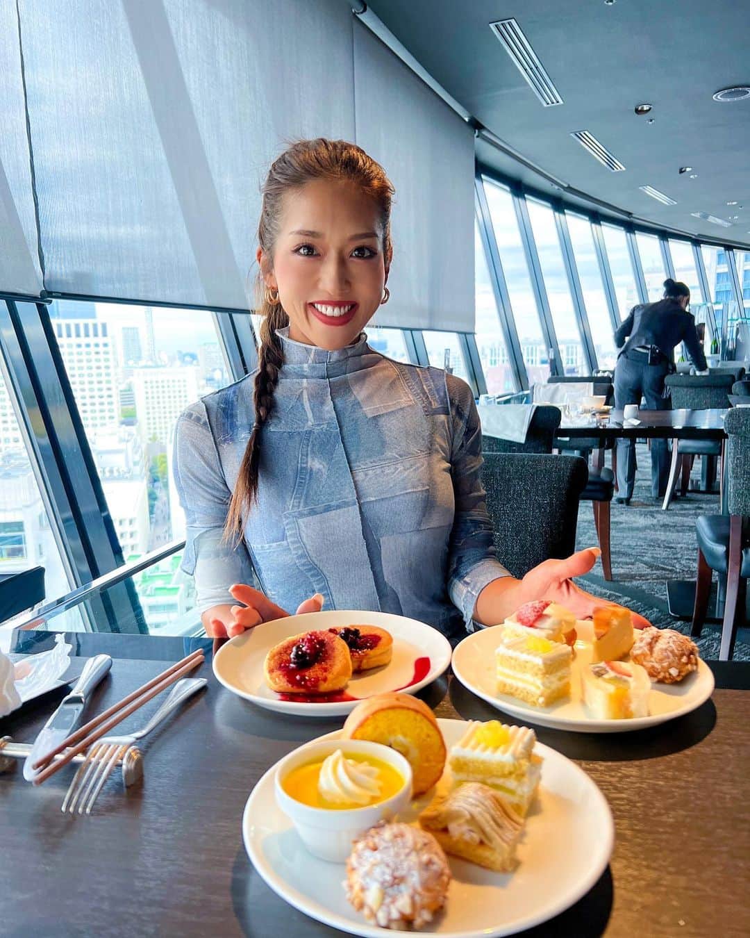 Azusaのインスタグラム：「大会が終わったらずっと行きたかったビュッフェ🤤💕 いつも支えてくれているお母さんを連れて行ってきました😆 ⁡ 大会の次の日はいつも両親にランチをご馳走するのが恒例行事になっています☺️ 去年から父はいなくなってしまったけど、 母と2人で乾杯しながら、”パパがいたら1番喜んでいただろうねー”と話して、今こうして自分の近くにいる人との時間を大切にしたいと思いました。 ⁡ わたしが美味しそうにご飯を食べている姿を見るのがママの幸せらしい😍笑 ⁡ ⁡ ⁡ #workout#fitness#fitnessbikini#bikinifitness#fitnessmotivation#personaltrainer#fitgirl#筋トレ女子#パーソナルトレーナー#ボディメイク女子#ボディメイク」