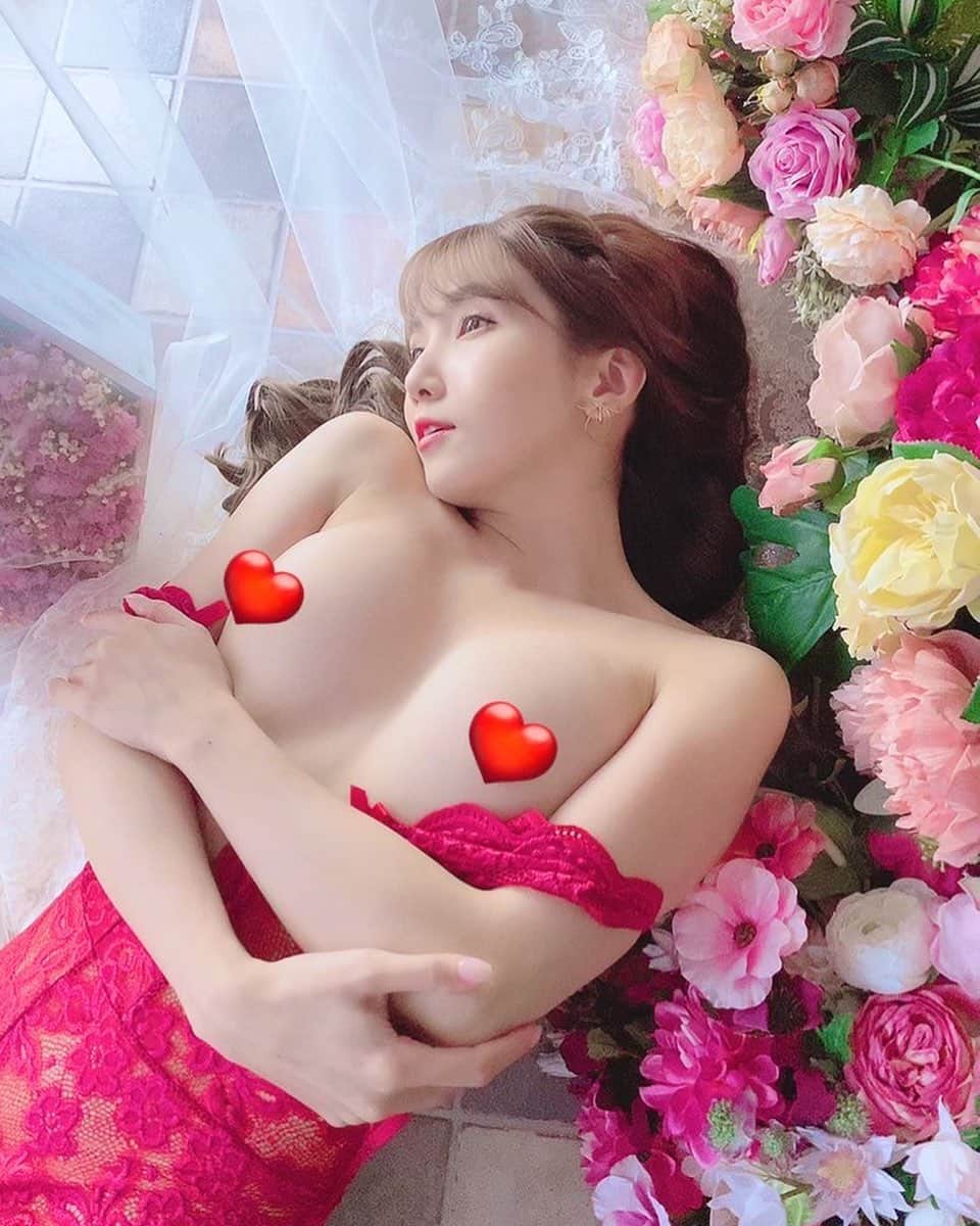 友田彩也香のインスタグラム：「❤️October 25th❤️ ✨Debut 13th Anniversary✨ ⁡ ⁡ 本日10月25日で デビュー13周年を迎えました😭✨ ⁡ 皆様が居てくれての13年🥺✨ いつも支えてくれて本当にありがとうございます🥹🙏 ⁡ 14年目も精一杯頑張るからずっと近くで見守ってて下さい☺️💗 ⁡ これからも愛してくれますか？🥹🌹 ⁡ ⁡ ⁡ See My LINK-TREE On Profile！！ ⁡ #インスタグラビア #instagravure #Japanese #japanesegirl  #asian #asiangirl #asianwoman #asianstyle #sexy #Photo #gravure #shooting #photographer #ootd #flower #Rose #anniversary #official  #event #follow #followme」