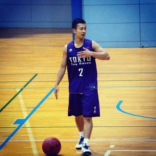 栗原祐太のインスタグラム：「【真剣になれること🙏】 何かに対して 真剣に取り組めること 熱中できることがあること アツくなることがあること 必死に取り組めることがあること それがあるだけでもすごく幸せな事だし 必死になる 真剣に真面目にやることは 決して恥ずかしい事ではなく カッコいいってことを1人でも多くの人に 伝えられたら嬉しいなと思う。  それが失敗、叶わない事だったとしても それを必死でチャレンジしたことが 絶対に財産になるはず。  そうなれることがないことも 恥ずかしい事じゃないし 後ろめたい事でもないし そういうもの、事がある人が偉いというわけでもないけど そういうものに巡り会えた人は その事に感謝して ガムシャラになれるときを楽しんで欲しいな。  例えおじさんでも今それがあって 皆んなと一緒にガムシャラに楽しんでいられることに本当に感謝します✨  という事を強く思った1日だったから 忘れないように書き記しておきます。  必死でもがいた日々は 誰かが見てくれて何かを感じて 応援してくれて きっと自分のチカラにもなっている 誰がどこで見てくれているかわからないから妥協したくない👍  ※写真は8年も前のものです笑  #必死　 #ガムシャラに #がむしゃら #バスケ #バスケットボール #真剣 #熱中 #バスケット #kyus #栗ニック」
