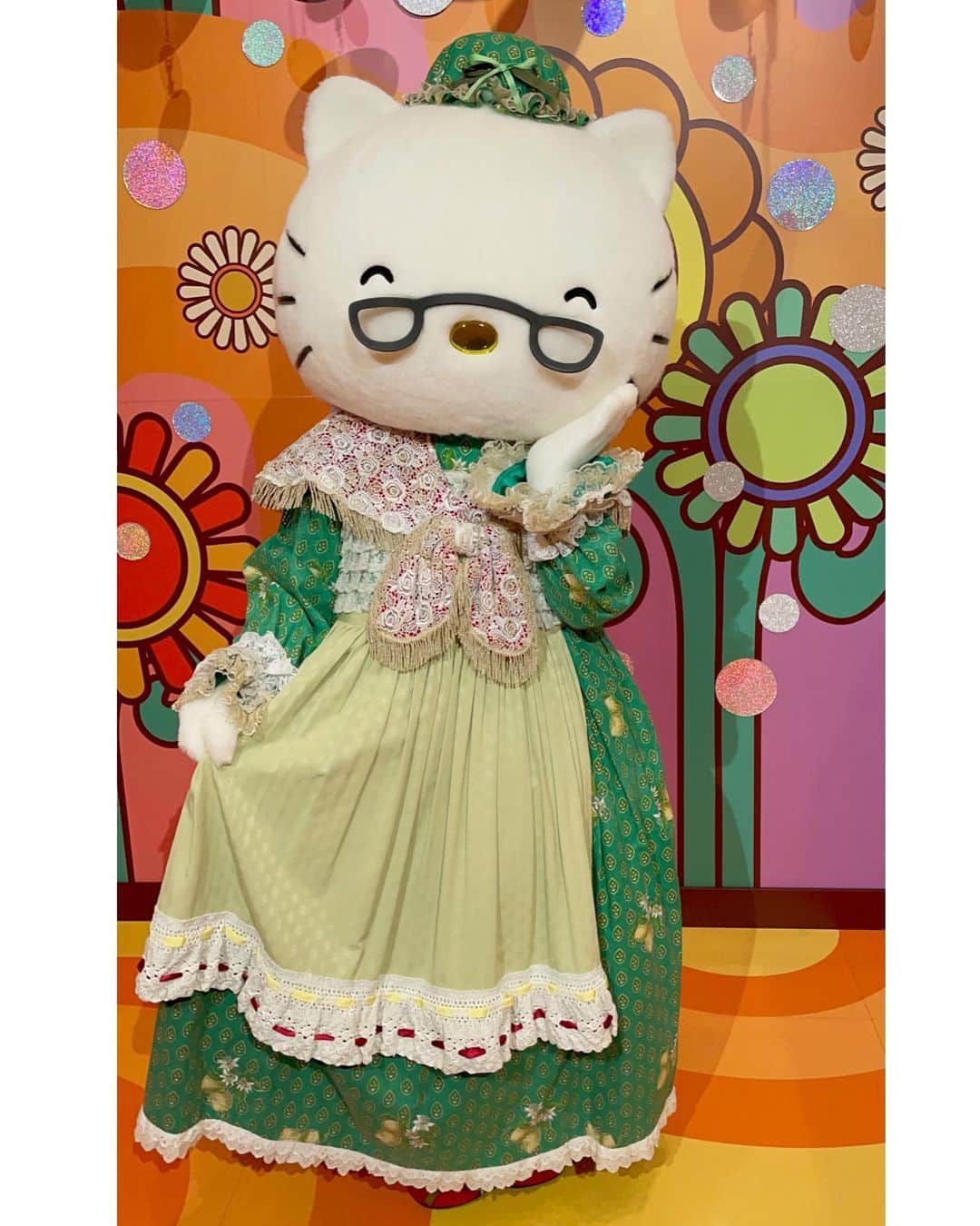 河村唯（うめ子）のインスタグラム：「マーガレットさんもいた💚👏 キティちゃんのおばあちゃん✨  レアキャラさんに会えるのは、年パスの強み😆💓 というか、 おじいちゃん、おばあちゃんに遭遇できたのは 子供の頃以来かも！  もふもふで、 指とか手が可愛い、あ、足も可愛い サンリオキャラクター実写Ver. たまらん😆💓✨👏  #sanrio #sanriopuroland #Hellokitty #kawaii #マーガレット #ピューロアンバサダー #キャラグリ」