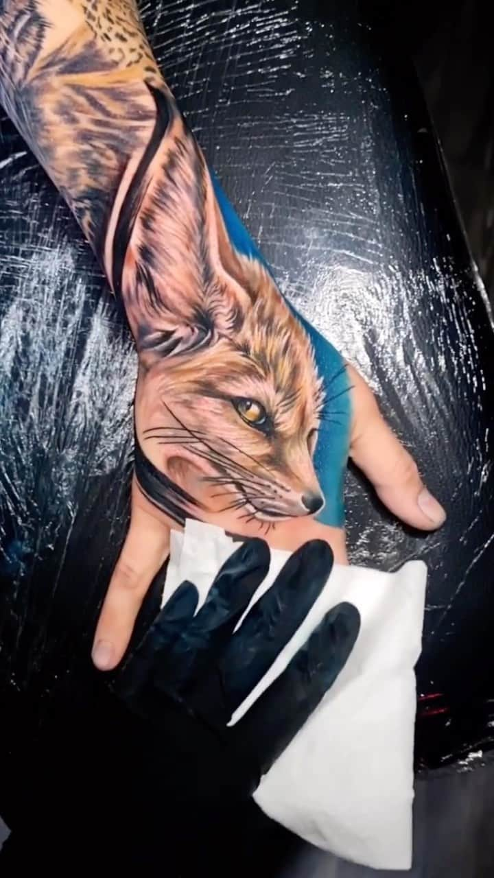 Art Collective Magazineのインスタグラム：「Really nice hand tattoo by @lily_heather_tattoo 🦊⚡️ Give her a follow for more great work! • #artnerdsupport #artcollective #fennecfox #fox #tattoo #ink」