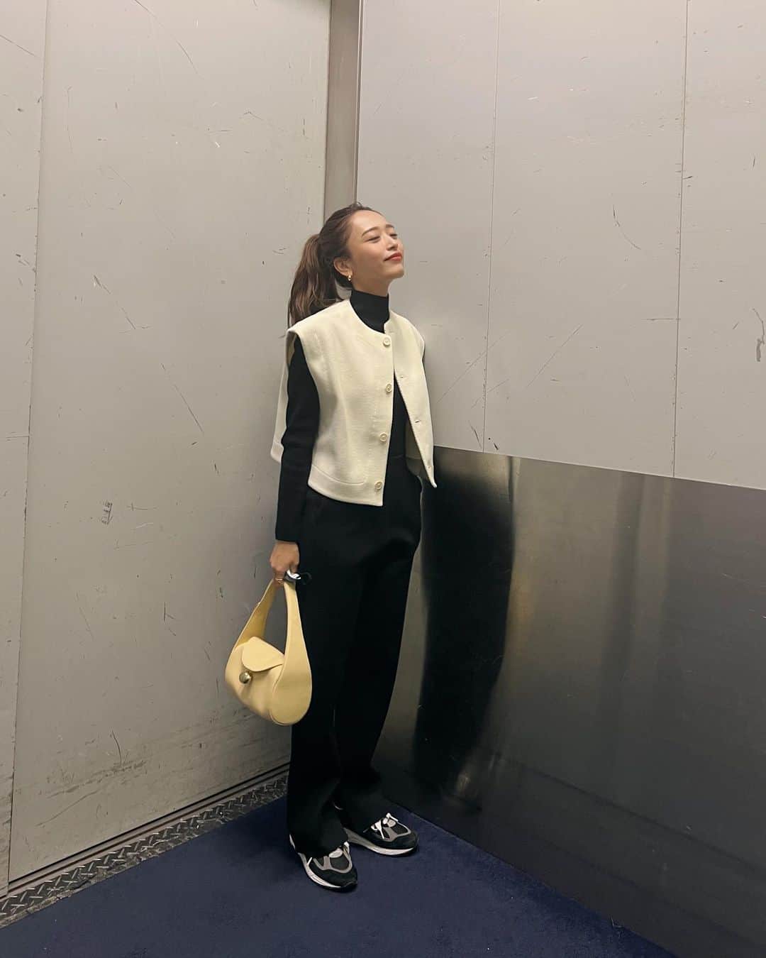 近藤千尋のインスタグラム：「目が開いていないと見せかけて。。👁 ズームにしたら開いてるの。笑 エレベーター🛗が開く前に 急いでコーデ撮ってもらったらこの顔になったよ。笑💦😀  そして、撮影の後はメンテナンス🙏 @omotesando_haricchi  へ💗 最近マメに通えてる。。😊 肩こり、頭痛、睡眠不足が 改善されるから楽になる〜🥺✨✨  今日は朝からロケしてるよ〜ん🎥❣️」