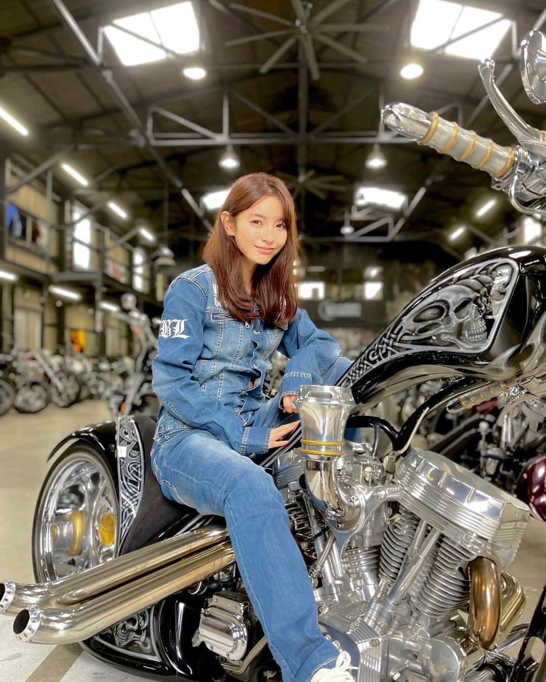 のインスタグラム：「いかついバイクを発見して、跨ってみた😎✨ ・ YouTube「晴れのちほのか」では、 ハーレーのハンドルをポリッシャーで磨く編を アップしてるから観てね🏍  #ハーレーダビッドソン #バイク女子 #harleydavidson #ほのか #バイク初心者」