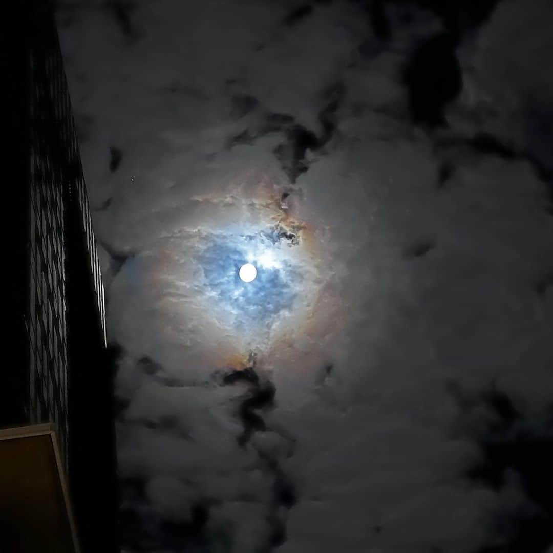 土屋太鳳さんのインスタグラム写真 - (土屋太鳳Instagram)「急に寒くなりましたね💦💦💦 どうか、夜は暖かく…！ . 少し慌ただしくしてます💡 明日また、あらためて🙏✨ . 写真は少し前の横浜の月🌕 雲の間がちょっとハートの形にも見えて、 綺麗だったなぁ…✨✨✨」10月26日 0時26分 - taotsuchiya_official