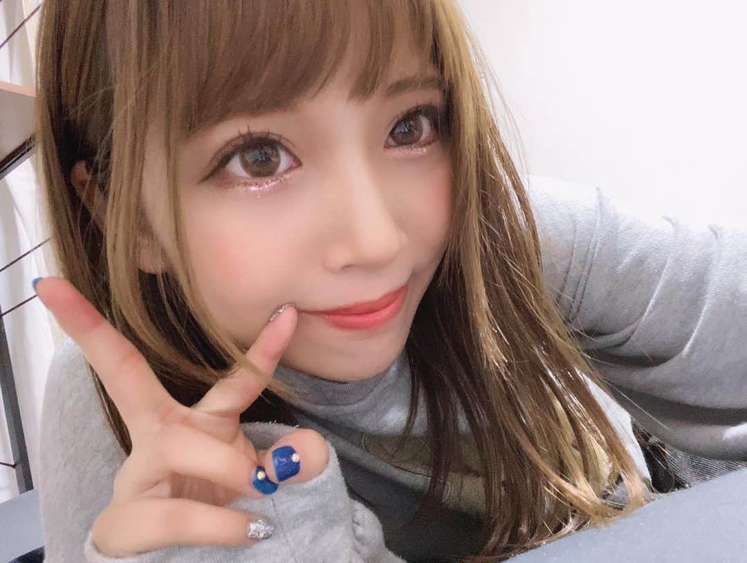 鈴木りんだのインスタグラム：「メイクヨレヨレでも可愛い！生きてて偉い！  #盛れすぎ詐欺くそ女」
