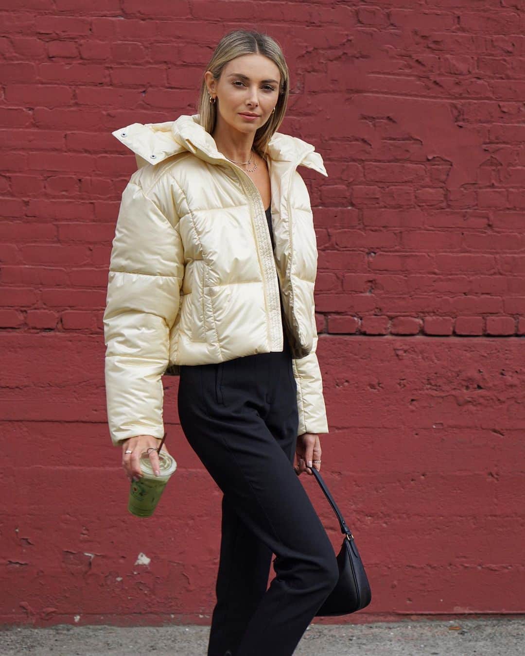 Ludi Delfinoのインスタグラム：「Meet the new pearlized french vanilla puffer @alo 🍦🍦 #fallobssession」