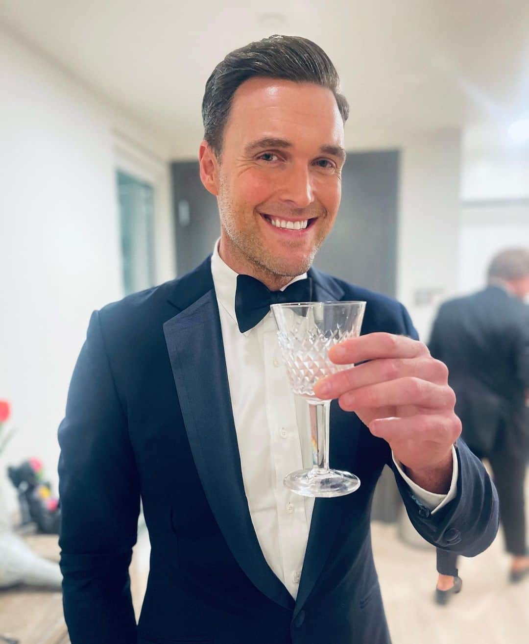 オウェイン・イオマンのインスタグラム：「Cheers!! #suit #suitandtie #suitedandbooted #blacktie #formal #nightout #outfit #fit #cheers #celebration #drink #toast #fashion #mensfashion #tomford #bowtie #champagne #dresstoimpress #dresstokill #bond #jamesbond #style #tailored」
