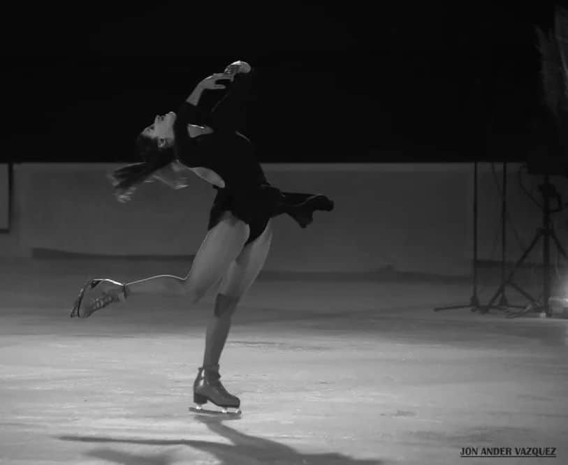 ソニア・ラフエンテのインスタグラム：「🖤  . . . #kulturonice #figureskating #sansebastian #skater」