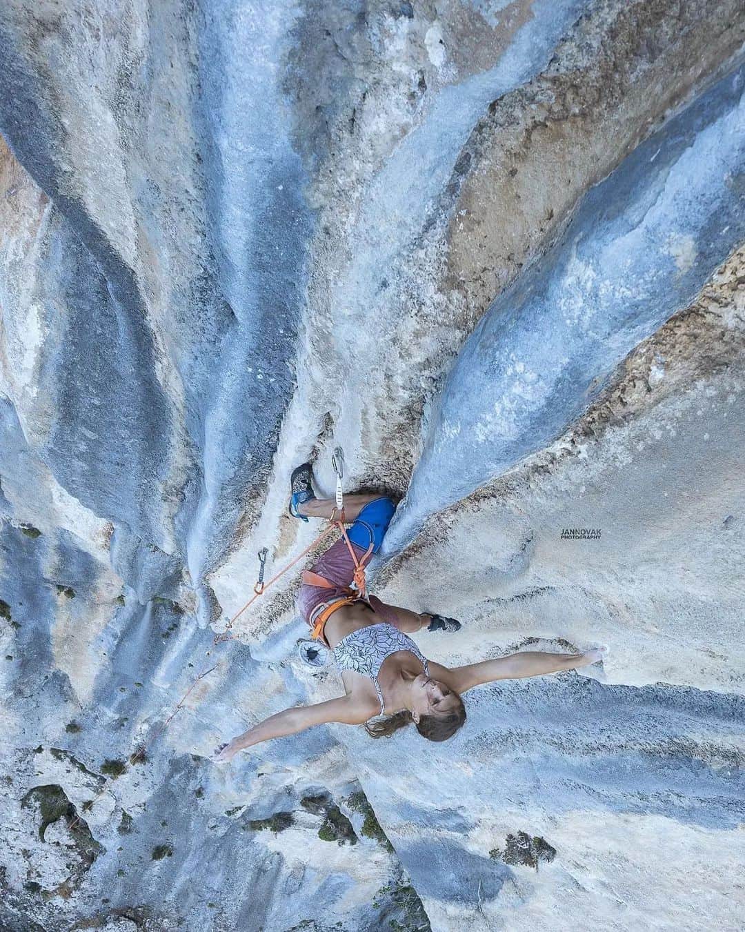 シャーロット・デュリフのインスタグラム：「I’ve been checking out more and more cliffs around home in Salt Lake City and it is definitely super nice to have so much variety and access nearby !   No, this picture is not from Utah 😅 I wish !  I’m still searching for tuffas out here 💭  Photo by @jan_novak_photography from last September in Kyparissi, Greece, on one of @joshlrsn ‘s 2019 creations 😊  For this climb I was rocking :  - the Dynama long shorts by @mountainhardwear (the best climbing bottoms collection out there!) - the new Hirundos harness by @petzl_official  - the latest version of the Guardians climbing shoes by @eb_climbing - a 15+ years old pair of unbranded neoprene kneepads that is ripped all over but that is my favorite 🥰」
