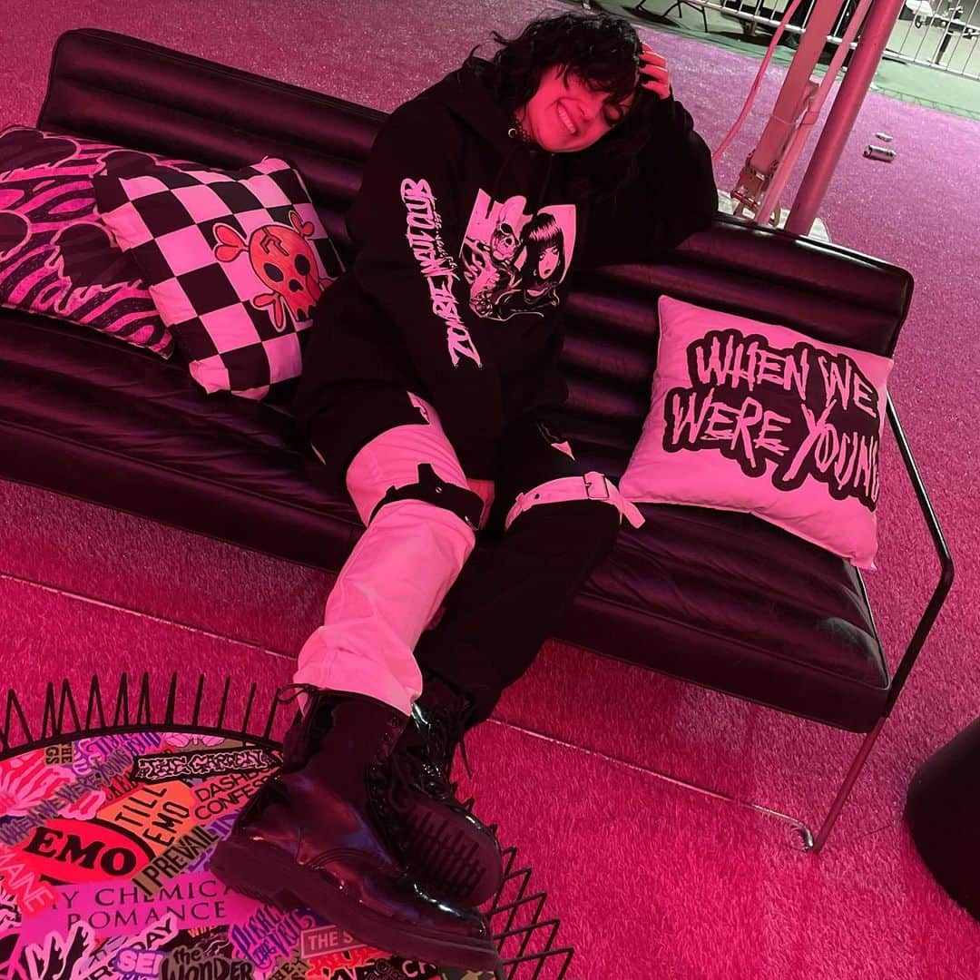 メアリー・モーサのインスタグラム：「when we were young fest ‘22 - thank you for the venom.   swipe for the before, the during, and the afters 🤘   @hottopicmusic」