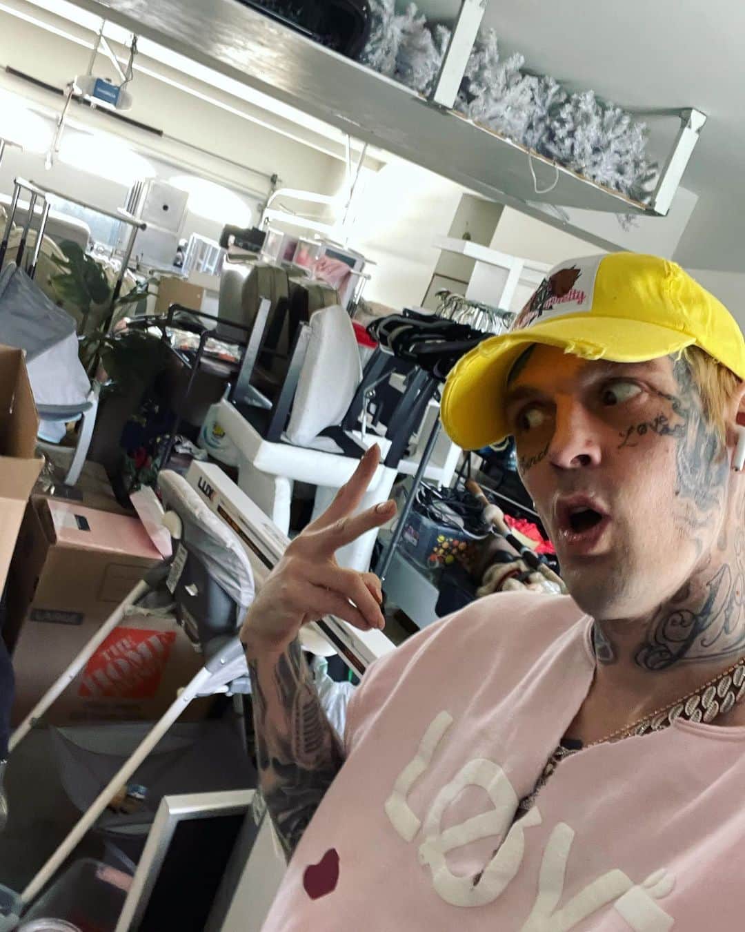 アーロン・カーターのインスタグラム：「Finally out this bitch. My garage is full of six bedrooms right now and all of my stuff around 2/3 of it. I can’t wait to move being a homeowner is a lot more difficult than y’all think lol」