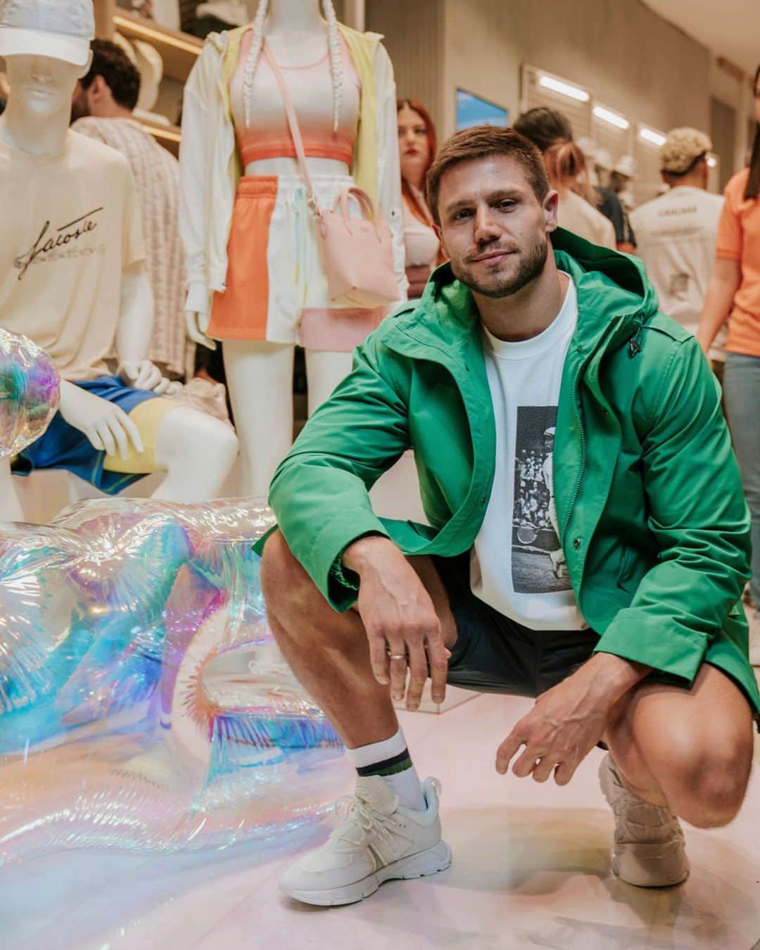 Jonas Sulzbachのインスタグラム：「Fui convidado pelo crocodilo para conhecer uma das maiores lojas da @LacosteBrasil . A loja fica no Morumbi Shopping e está cheia de peças diversas para montar vários looks autênticos, confortáveis e muito icônicos.🐊   #LacosteMorumbi」