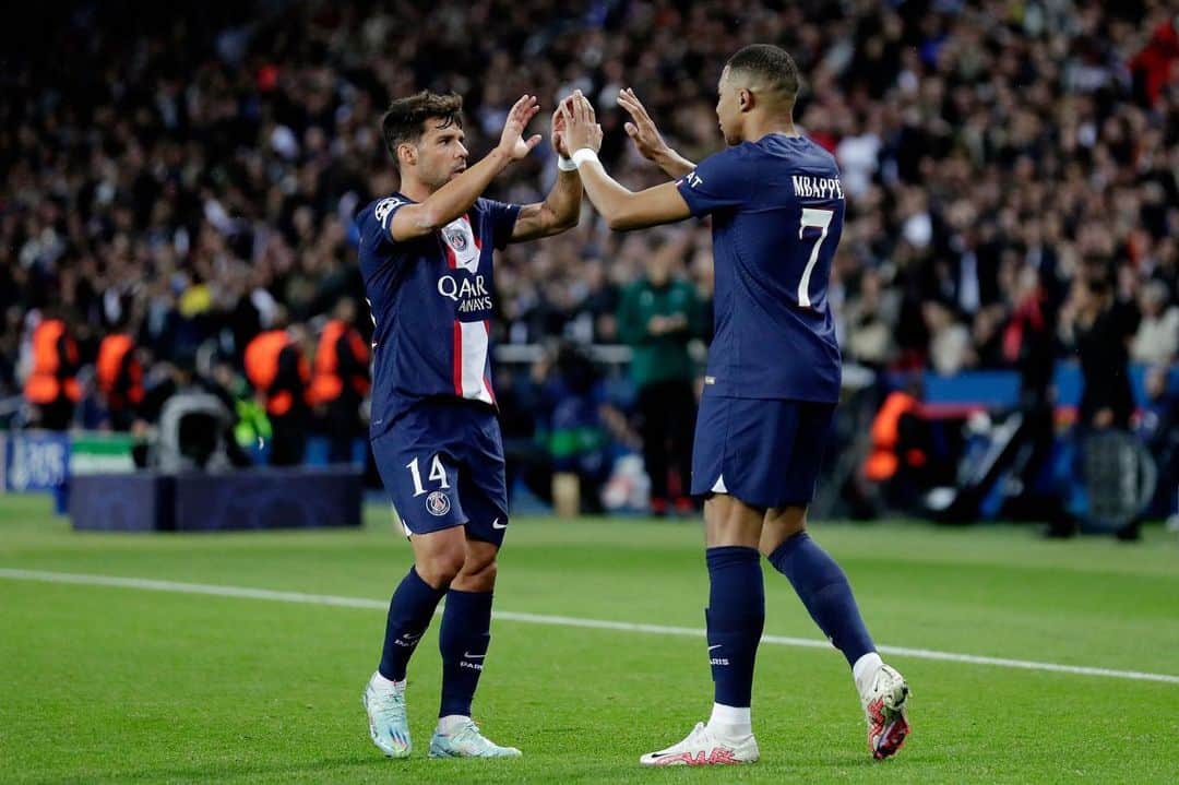 ファン・ベルナトのインスタグラム：「Bonita noche de @championsleague y clasificados para octavos. 🔴🔵」