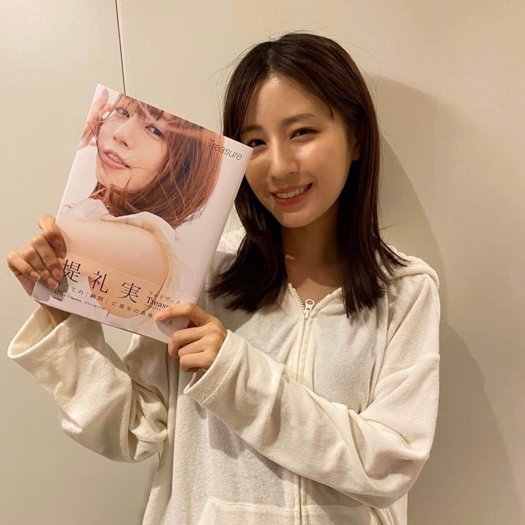 堤礼実のインスタグラム：「💎📕  「Treasure」本日発売となりました。 沢山の方の愛情がたっぷり詰まった一冊を1人でも多くの方にお手に取って頂けたら幸いです。 . お仕事の事は勿論、28年間の振り返りやメイク、ファッションなどについても沢山お話ししています💄 また、今回撮っていただいた沢山の素敵な写真の他にも、過去の私のインスタグラムからの写真もちょろりと載っているのですが、こんなにも様々な格好をしてきたとは…笑 (あまり意識してなかったので今更気付いた😶)  #ねこ娘…イベントで着せていただいたもの。目玉のおやじとの2ショットが嬉しかったのを覚えています。笑 #水木先生生誕100周年おめでとうございます！ #丑…丑年にあわせての牛！モー！ #亥…亥年にあわせてりんさんあんさんと🐗 #トナカイ…去年のクリスマスにめざまし8のSNSで🎄トナカイ派の堤です🎅 振り返ると全て懐かしい思い出です…🐄 堤がいっぱい😶😶😶 . #Treasure #発売日ということでとてもドキドキしております。 #1人でも多くの方に届きますように！ #電子書籍もあるみたいです🤭」