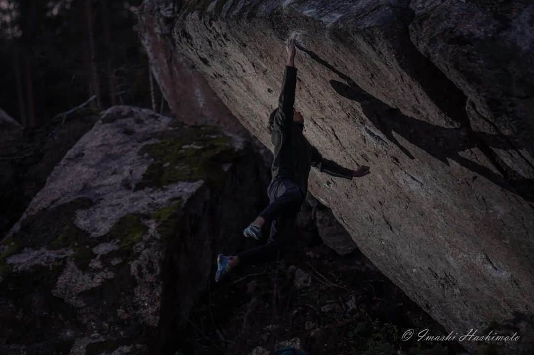 中島徹のインスタグラム：「Burden of Dreams session 10  It is raining in Lappnor this time again. Before the rain, I had a quick session. That was supposed to be a good chance, however, the rock and my physical condition was not enough for me to complete this. The temperature was too low, and I'm ashamed that I caught a cold.  According to the weather forecast, it will rain until our last day in Finland. I'm really disappointed in this situation. Though, at the same time, I know I have to face the fact that this is one part of the difficulty of this problem. To complete this kind of the hardest problem, I either have to wait until the conditions are fulfilled, or have to be strong enough to climb even if the conditions are not fulfilled.   今回も雨のサイクルに入ってしまいました。雨の前に一回トライするチャンスを得たものの、岩と身体のコンディションが合わせられず、あまり勝負になりませんでした。 天気予報によると最終日まで雨が続くとのことで、とても苦しい時間を過ごしています。しかし、こういった自分ではどうにも出来ない要素が、この課題の難しさなのだと受け入れるしかありません。本当に難しい課題を登るためには、全ての条件が揃うのを待つか、条件が揃わなくても登れるだけの強さを手に入れるしかないのです。  photo from @monolithic_block  #burdenofdreams #lappnorproject #tnfjp」