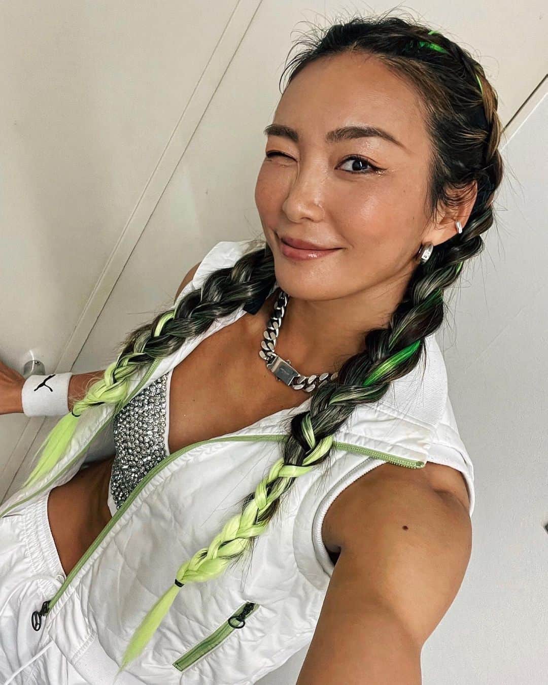 Aya（小山内あや）のインスタグラム：「OSAKA🔥🔥 衣装はキラキラブラにキラキラブーツ✨ アンバサダーをやっているFit Carvingマシン。 大阪会場のブースに急遽AYA駆けつけました👍💨  １つ心残りが…😔  たこ焼き食べる暇なかった😭」