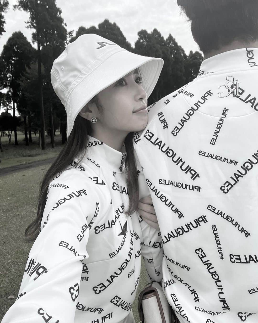 舟山久美子（くみっきー）のインスタグラム：「ゴルフ場だと照れずにペアルックしやすい🏌️‍♀️✨😽  産後は全くレッスンができてないので、毎ラウンド思い出しては忘れ…の繰り返しですが、、、笑(たすけて〜😹)  ゴルフへ行く時間は夫婦の二人の大切な時間⏰  ラウンド中は大自然の中、自分と向き合い、携帯に触れず相手との会話を楽しめるので、心と身体がリフレッシュされます✨  子供が産まれてから、要件が先になり、夫婦の何気ないコミュニケーションって減ってしまいがち。だからこそ私たち夫婦にとって重要な時間だなぁと感じています👏🏻☺️  家族になっても いつまでも恋人のような 親友のような そんな2人でいる為に 頑張れる自分でいたいな☺️  おじおばになってもよろしくね😋✨  #夫婦 #ペアルック」