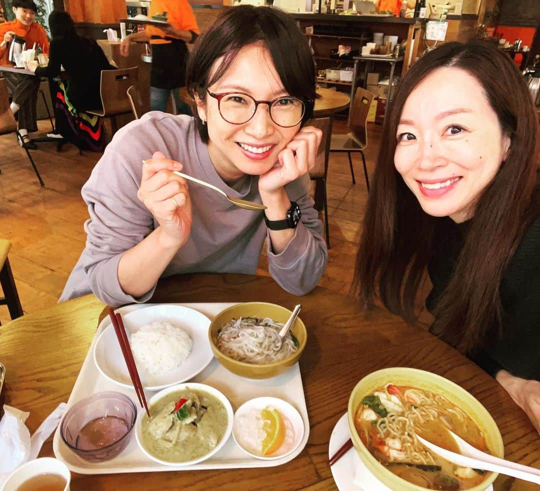 飯田亜希子さんのインスタグラム写真 - (飯田亜希子Instagram)「* 昨日は、いづみ先生　@izu_mi76 のヤムナボディローリングに行って来ました✨  初めて🔰でしたが、とても分かりやすくじっくり丁寧にレッスンして頂きました🥺✨  今日は朝から目覚めも良く、心地良い筋肉痛と背筋がピンとして体も軽い‼️(普段は超絶猫背なわたし🤣)  体も心も健康になる為に頑張りますので、先生またよろしくお願いします😤✨  レッスンの後のlunchはカフィアライム♡ lunchの後はいづみちゃんプレゼンの新食感のスウィーツ♡ @mille_feuille.gariguette へ♡ これは感動✨のスウィーツでした♡♡♡  また色々行こうね♡  #山口いづみ先生#ヤムナ#ヤムナボディローリング #レッスン#lunch#ランチ #スウィーツ#原宿#表参道#食べ歩き#カフィアライム #ガリゲット  #ママ #ママモデル#モデル #mama #mamamodel #model」10月26日 17時18分 - akki_idea