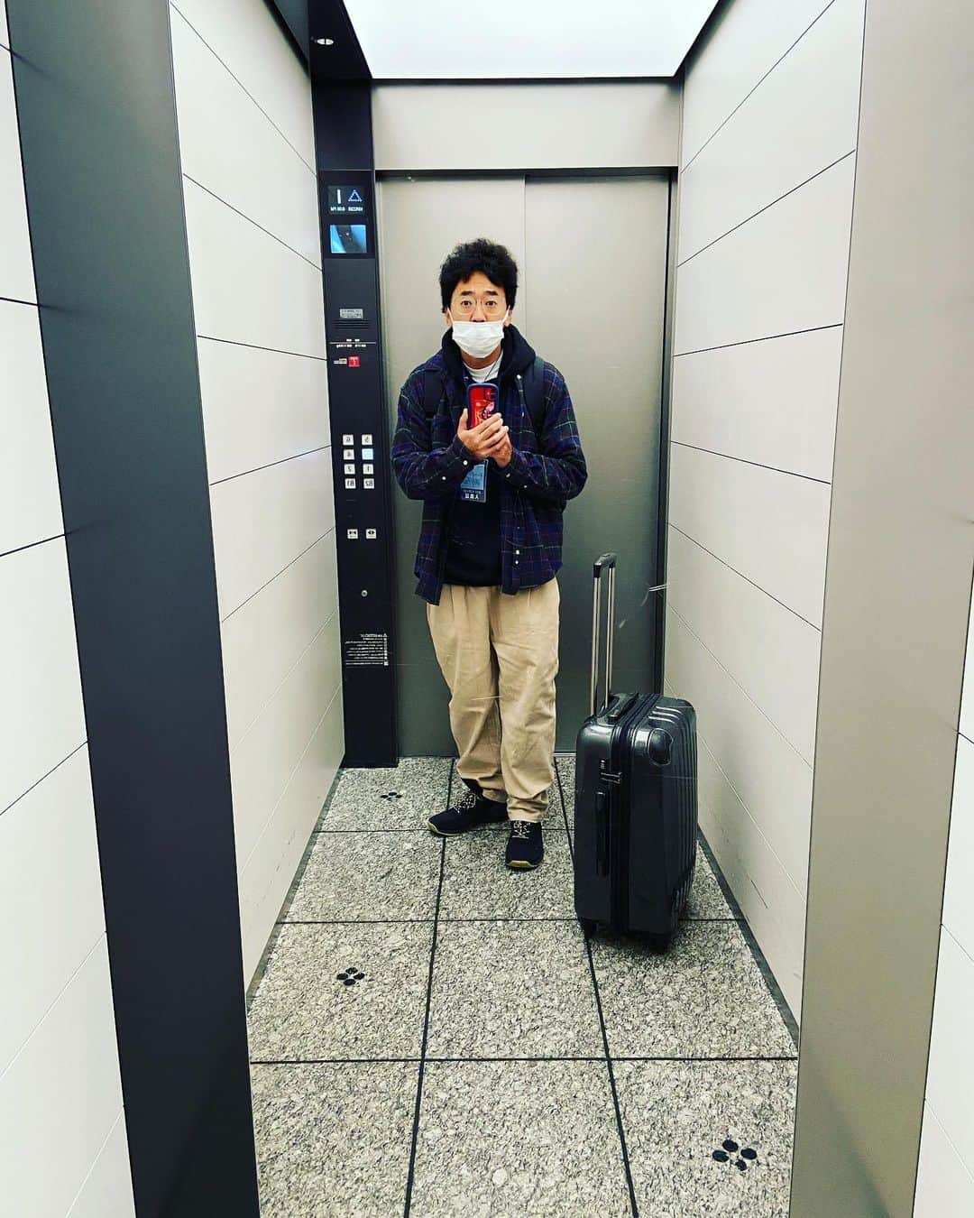 今井隆文さんのインスタグラム写真 - (今井隆文Instagram)「劇団た組 ドードーが落下する  なんと全19公演、1つも落とさずやり遂げることができました！ 感謝！感謝！！ 日頃の行いが良かったからかしら？ 三年振りの演劇、自分の中で未知過ぎてどうなるかわからない状態でしたが、やっぱりやりまくってた時期とはちょっと感覚が変わっていて面白かったし、あれ？こんな感じだっけ？あれ？こうだったわ！と毎回己の課題を見つけて挑んでいました。日々舞台上の空気は違くて、それを観に来てくれた人と共有する時間はなんて贅沢なのか？そんでもって、久しぶりの拍手はもうたまらんかったです。鳥肌立ちました。  初参加の劇団た組、稽古中からずっと楽しくて、本番ズドン。でまた楽しくて。幸せな時間でした。またやりたいっす！た組！  あとは札幌の思い出達！ ラストの写真は自分の老け具合にびっくりした1枚！笑  加藤くん、出演者の皆様、スタッフの皆様！関わってくれた皆様！観に来てくれた皆様！なんか行きたいな〜と思ってくれてた皆様！  ありがとうございました！  多分また劇やる？と思います？笑  ので、その時はまたよろしくお願いします🤲」10月26日 17時36分 - imataka_tenpa