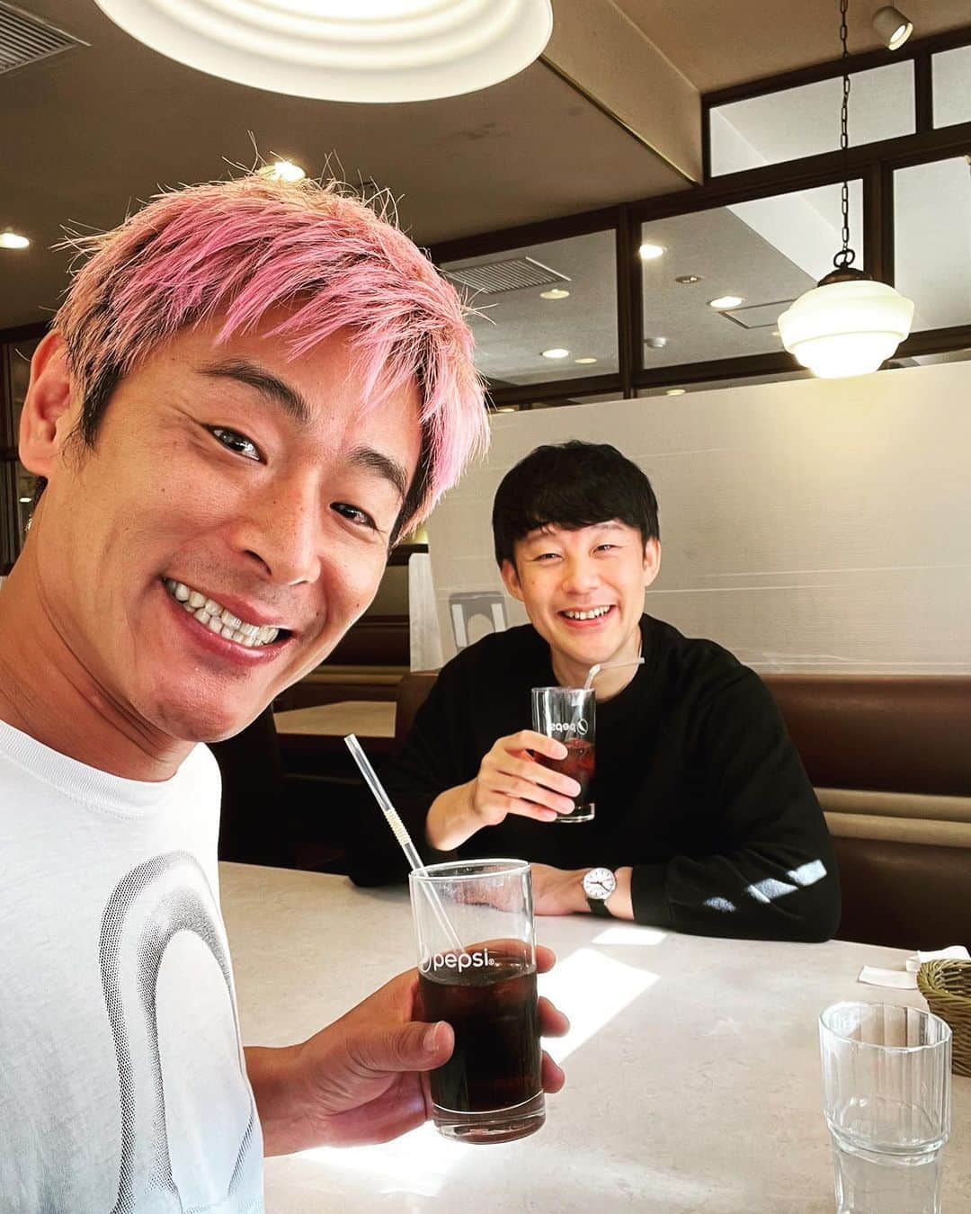 永井佑一郎さんのインスタグラム写真 - (永井佑一郎Instagram)「ここ最近で、会いに来てくれた芸人仲間！先輩！！  この他にも、連絡をくれた友達。芸人仲間。先輩！本当に感謝です！！☘️  俺も皆にパワーあげちゃう様になるからね✌️もーちょっとお待ちを〜🤤  写真は会いに来てくれた順！ ♬みて〜👀徐々に顔色良くなってるの♫みた〰︎？？（地黒だから分かりずらいけどww）  どりあんず　しゅーちゃん！  リンリン！  おぐちゃん（お友達。芸人じゃナーイツ）  佐久間さん！  ありがターイツ！！⭐︎」10月26日 17時43分 - yuichirou_nagai