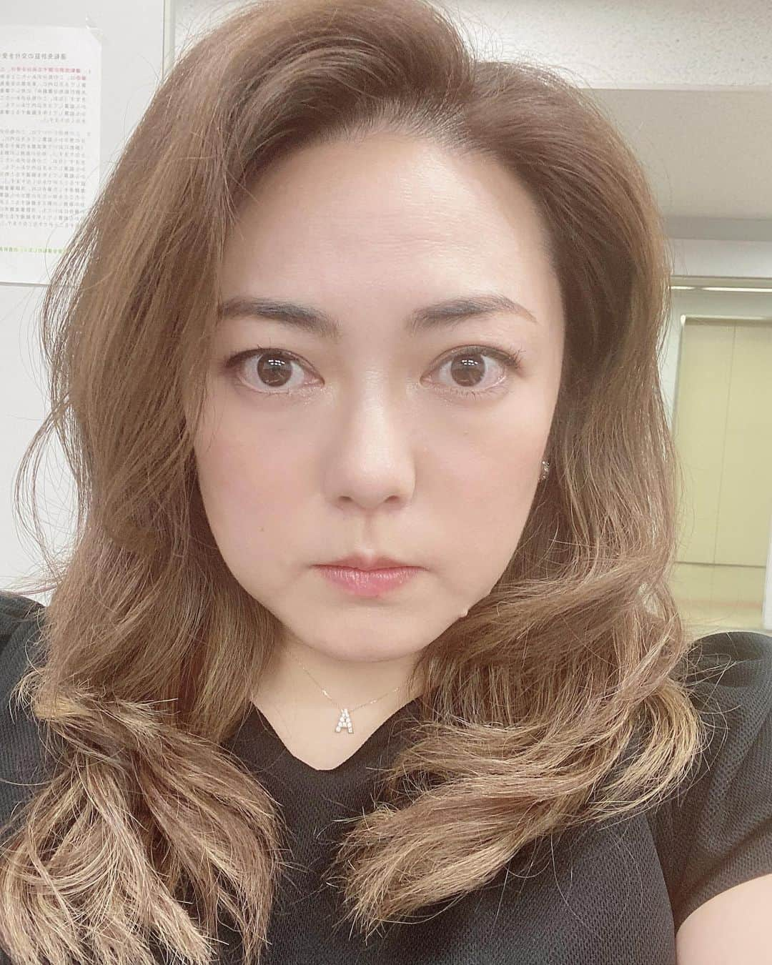 清水あすかさんのインスタグラム写真 - (清水あすかInstagram)「やはり私は勉強？教室？、あのような空間が苦手なのか、免許更新の講習中睡魔が襲ってきました。 しっかり寝たはずなのにwww😆💦 でも安全運転を心がけるためにしっかり講習を受けてきましたよww  なかなかメイクして髪の毛を巻いてる自分に会えないのでww記録に残しておこうww 免許証の写真は失敗に終わったけどね😭💦 証明写真ulike希望www  それよりUlikeのアプリ使っても、 おでこのシワが隠せないってどういう事よ！😭💦  #免許更新 #車 #証明写真 #ulike #おでこのシワ #首がない #記録 #ゴールド免許 #優良」10月26日 17時52分 - asukahime1015