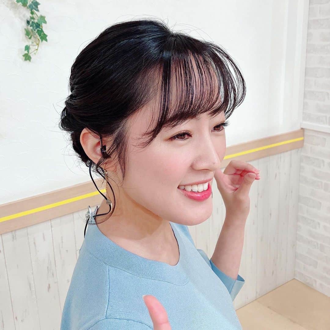 大谷萌恵のインスタグラム：「今日の#ヘアアレンジ  とーっても素敵なシニヨン風。 着物や浴衣にも似合いそうな、清楚で華やかなセットです！  ほどいてしまうのがもったいない…  (📷は#松本亜美 アナウンサーでした)  #TeNY #テレビ新潟 #キャスター #アナウンサー #大谷萌恵」