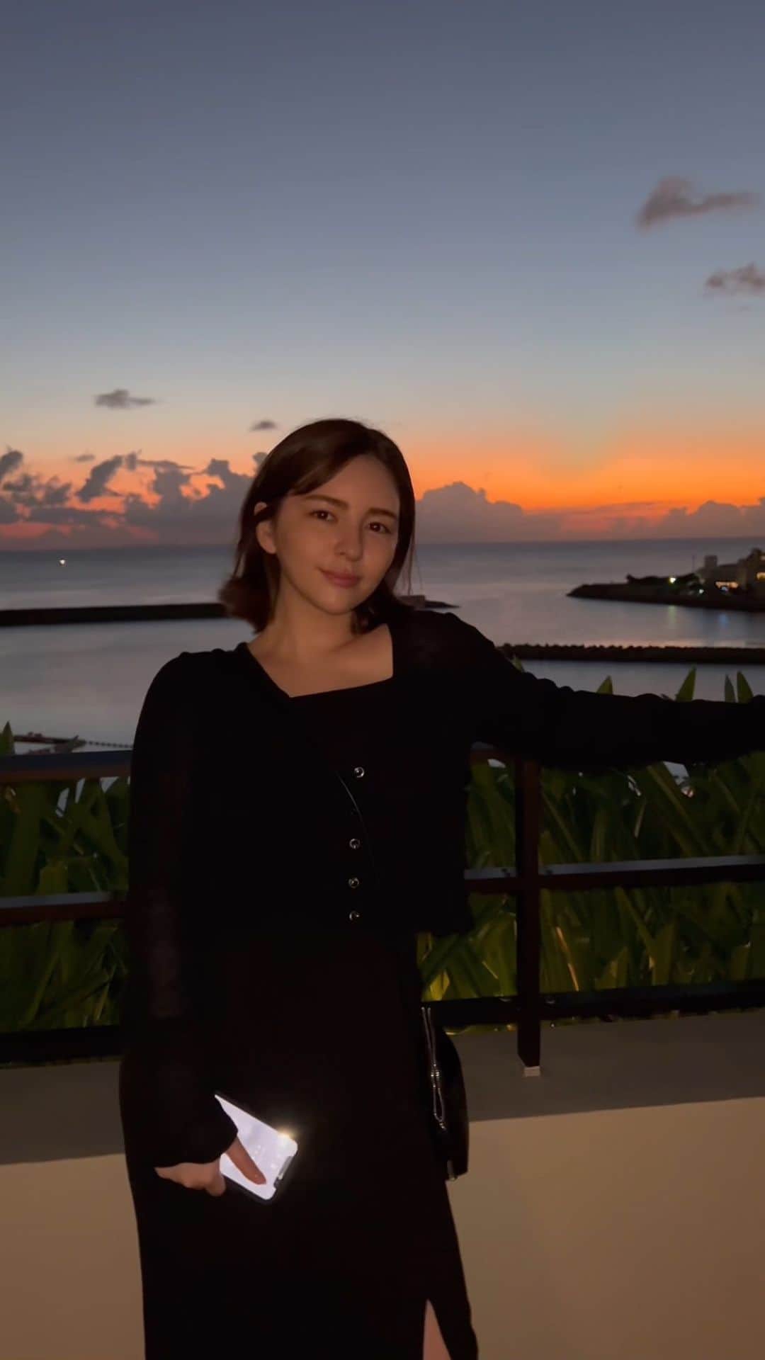 スミス楓のインスタグラム：「沖縄旅行🌺  (時間差投稿)  ホテルのインフィニティプール✌🏼💛🌃 貸し切りだったからぷかぷか泳いだ🥱🏊🏼‍♀️🏊🏼‍♀️  サンセット見たくて急いでてプール後ヘアセットもしないですっぴんのままだけど、、(そこは気にしないで🥰)  だんだん冬に近づいてるけど 夏の夜好きだから夏が恋しい(;o;)💓🎆  冬も大好きなんだけどね笑笑  みんな夏派？冬派？🫶🏼🫶🏼🫶🏼  #沖縄 #okinawa」