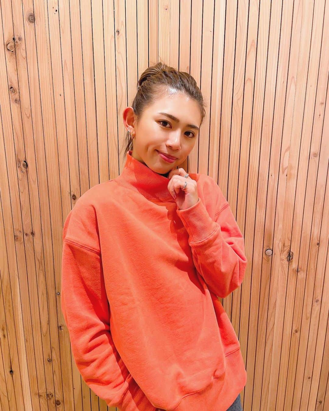 坪井ミサトのインスタグラム：「orange🧡 ハイネック✖️お団子最強説😙  パーソナルカラーは この色だったような、、、 昔見てもらったんですが忘れてしまった😅笑  #fashion #code #パーソナルカラー #orange #winter」