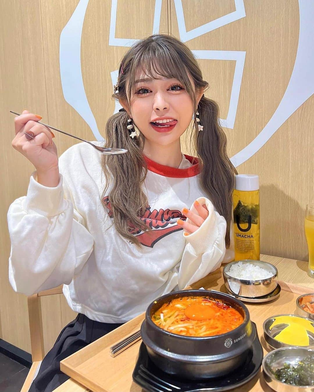 美女美容事情さんのインスタグラム写真 - (美女美容事情Instagram)「《スンドゥブ食べてきました❤️🔥🍲》 *⁠ 今回ご紹介させて頂きますのは!!👀❤︎⁠⠀ たかりささん< @konkonwanwan > の素敵なお写真📸⁠⠀⁠⠀⁠⠀⁠ *⁠⠀⁠⠀⁠⠀⁠⠀ 幸せいっぱいのスマイルで癒されます💖☘️ 辛いものが好きな美女と食事行きたいですね☺️🔥 *⠀⁠⠀⁠⠀⁠⠀⁠⠀ たかりささん< @konkonwanwan > ⁠⠀⁠⠀⁠⠀⁠⠀ 素敵な投稿ありがとうございました☺️📸✨ *⠀⁠⠀⁠⠀⁠⠀⁠⠀ たかりささんのアカウントには他にも素晴らしい投稿が沢山ありますので是非覗いてみてくださいね💁‍♀️💙⁠⠀⁠⠀⁠⠀⁠⠀ *⠀⁠⠀⁠⠀⁠⠀⁠⠀ △▼△▼△▼△▼△▼△▼△▼△▼△▼ ⁠⠀⁠⠀⁠⠀ ❤🧡💛「美女美容事情」💚💙💜⠀⠀⠀⠀⠀⠀⠀⠀⠀⠀⠀⠀⠀⠀⁠⠀⁠⠀⁠⠀⁠⠀⁠⠀ 👇掲載ご希望の方は👇⠀⠀⠀⠀⠀⠀⠀⠀⠀⠀⠀⠀⠀⠀⠀⁠⠀⁠⠀⁠⠀⁠⠀⁠⠀ @b_b_j.jタグ付けと🖤 #ビジョビ ⁠⠀ 🖤タグ付けお願いします✨⠀⠀⠀⠀⠀⠀⠀⠀⠀⠀⠀⠀⠀⠀⠀⁠⠀⁠⠀⁠⠀⁠⠀⁠⠀ △▼△▼△▼△▼△▼△▼△▼△▼△▼ ⁠⠀⁠ #スンドゥブ #チゲ #純豆腐 #韓国料理 #순두부 #찌개 #순두부찌개 #순두부짬뽕 #sundubu #五反田 #五反田グルメ #五反田ランチ #먹스타그램 #맛집추천 #뷰티 #뷰티스타그램 #豆腐料理 #鍋料理 #辛いもの好き #辛い料理 #純豆腐厨房 #五田ディナー #グルメ #食レポ #グルメ女子 #グルメ巡り #韓国好き#激辛好き#激辛」10月26日 18時07分 - b_b_j.j