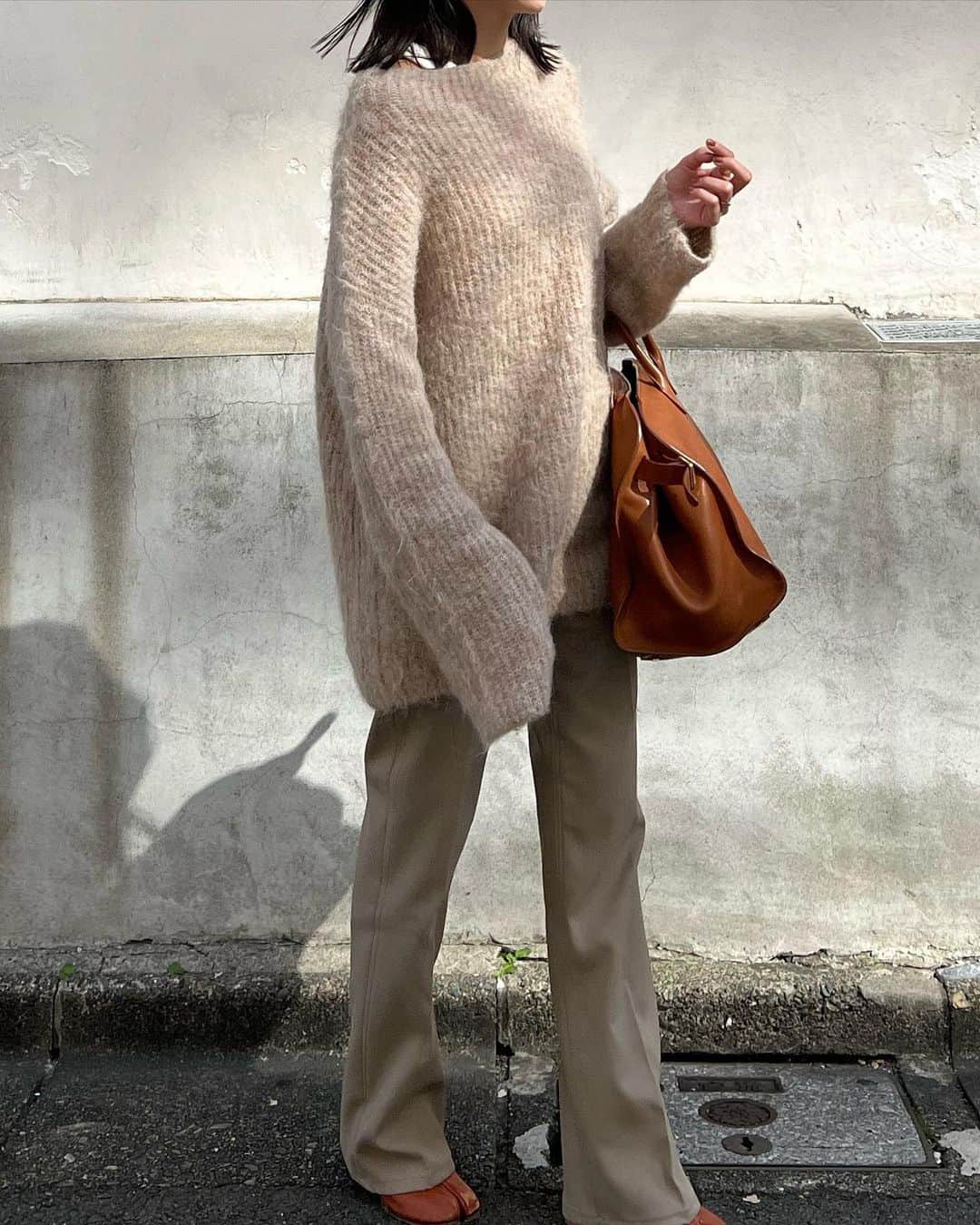 松本恵奈さんのインスタグラム写真 - (松本恵奈Instagram)「モコモコニット🧶リアルに着れて嬉しいです♡パンツは安定のスタプレ♡もはやこれもクラネの定番PTです✨ #clane #私服 #発売中」10月26日 9時50分 - ena1123