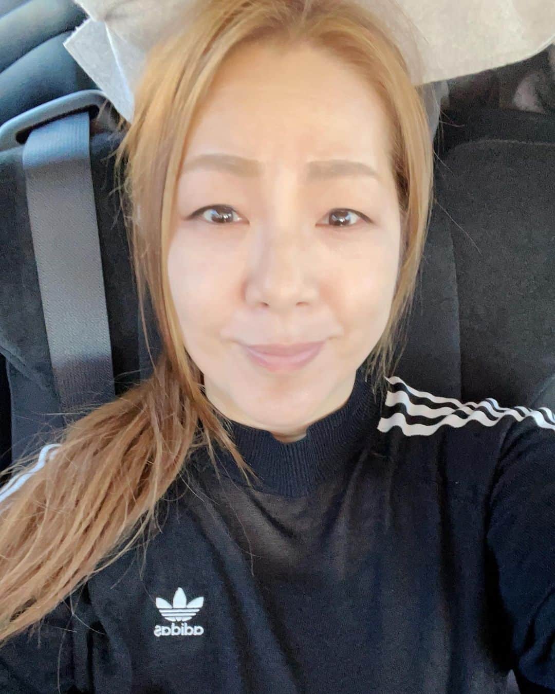 井上貴子のインスタグラム：「軽い気持ちでのポストでしたが 皆さんご心配ありがとうございました  優しい気持ちに感謝です  もうこのとーり ダイジョブです お薬も処方してもらってるし  良い天気ですね  綺麗で迫力満点の富士山が すぐ近くにあるのですが  カメラにおさめようとすると この素晴らしさが半減以外に なってしまう…  伝えられず…残念  Happyで^ ^  プロフィール画面に記載のURLより 通販サイト「神取屋」に飛べます^ ^  コロナ禍に携わる全てのお仕事の皆様 心から感謝しています 引き続き油断せずお気をつけてお過ごし下さいませ  #井上貴子  #LLPWX #神取忍 #大谷くんがんばれ #女子プロレス #富士山 #ご心配おかけしてごめんなさい #べにおとひおん #https://www.youtube.com/c/takacoinoue  #cacatocacat #貴子ちゃんちゅーぶ更新 #LLPWX通販サイト神取屋 #感謝 #STOPCOVID19」