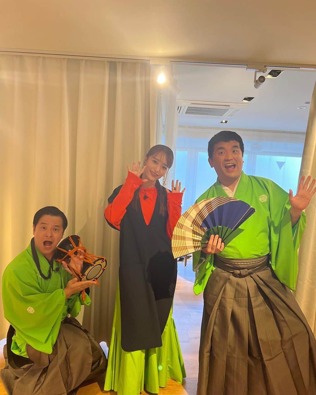 近藤千尋のインスタグラム：「たまたま、すゑひろがりずさんのお二人と 衣装のスカートが同じだった日💕🫣笑 大好きなしおりんも居て 最高の現場だった、 浜ちゃんが！今日オンエアです🥹📺  若い頃、初めて浜田さんに お会いしたのが、この番組で… また出演できて嬉しかったです🫧😍  二週にわたって出るので、 ぜひ皆さん見てね😚✨  ウェア @enfold_official  アクセサリー @unoaerre_japan  シューズ @randa_pic  #近藤千尋衣装」