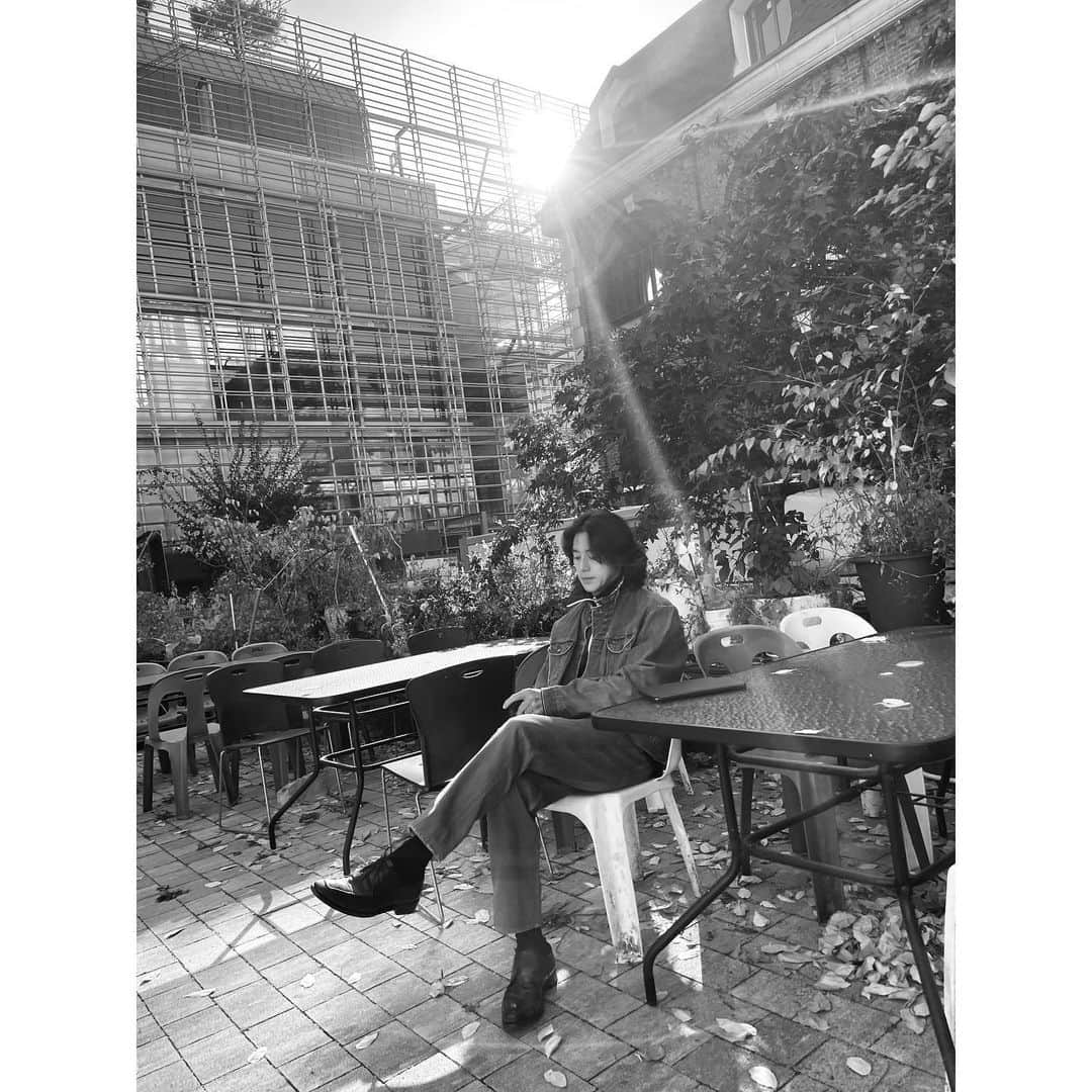 コ・スのインスタグラム：「대학로:)#고수#gosoo#미씽2그들이있었다#tvn」