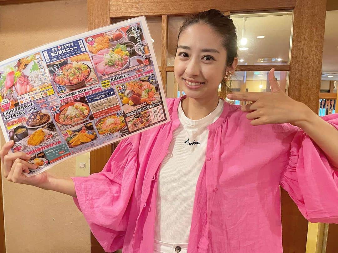 のインスタグラム：「先日every.特集でご紹介させて頂いた「埼玉漁港 海鮮食堂 そうま水産 川島店」さん！ ボリューミーで新鮮な魚介をかなりお安く頂け、お腹いっぱい胸いっぱい🥹✨ 埼玉の漁港はここにありました…！  そしてその前に「ウマイ戦略の人気店」企画でOAされた、「シウマイルンバ」さん「釜玉中華そばナポレオン軒」さんのお写真撮り忘れました…😭  西荻窪「シウマイルンバ」さんは、こんなにシュウマイって美味しかったのか…！と気付かせてくれるほどの美味しさ。1つ1つも大きく、食べ応え満点でした✨ 学芸大学「釜玉中華そばナポレオン軒」さんはシンプルな具材ながらもうまみとコクが大爆発してる激うまラーメンでした！！もはや違うメニューになる替玉はマストです。  バタバタしてしまい、写真が撮れず申し訳ないです😭 本当に毎回どのお店も絶品過ぎて感激しております。 ご馳走様でした！  #newsevery #every特集 #シウマイルンバ #釜玉中華そばナポレオン軒 #埼玉漁港 #海鮮食堂そうま水産」