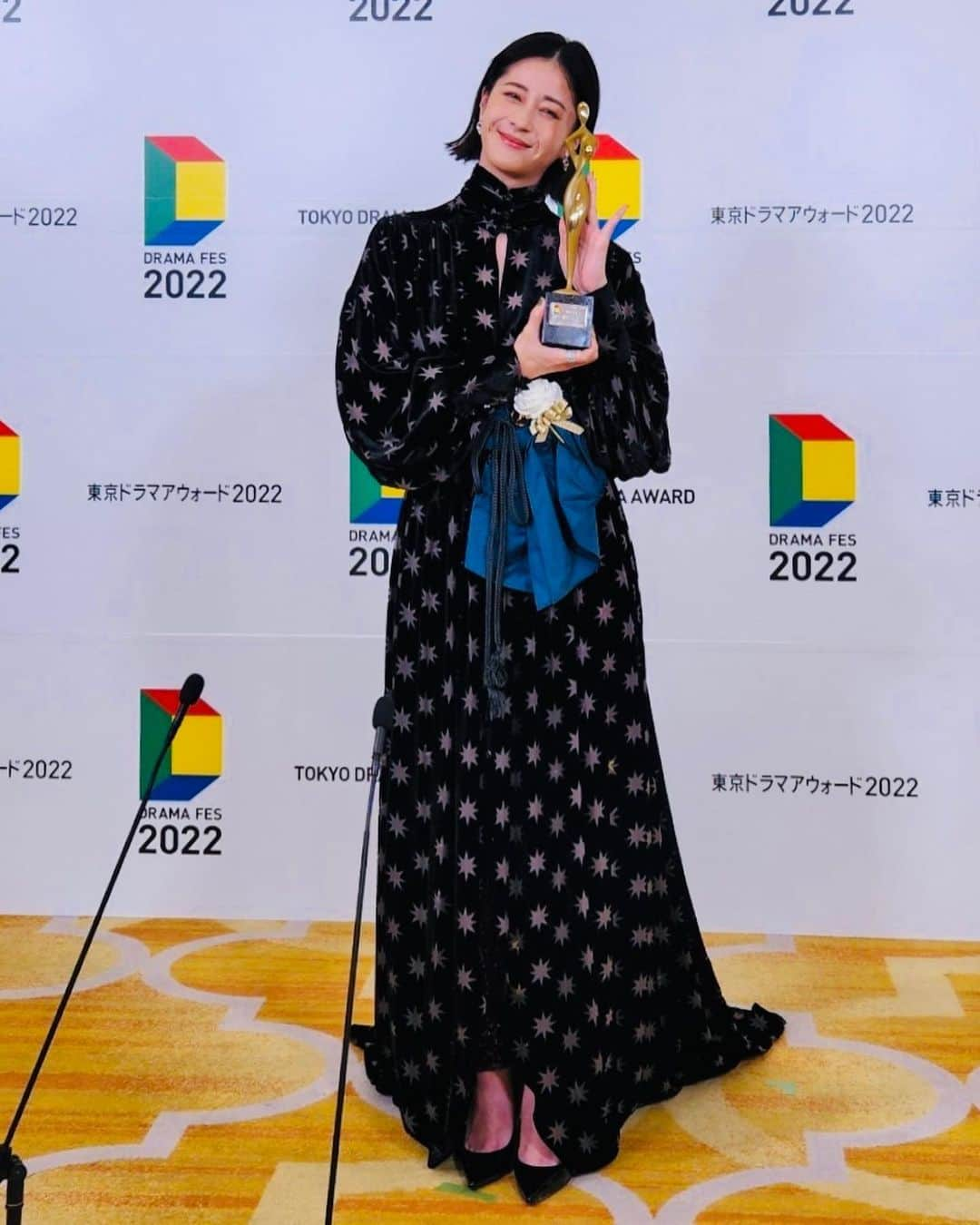 松本若菜のインスタグラム：「. 東京ドラマアウォード2022 フジテレビ やんごとなき一族 深山美保子役で 助演女優賞をいただきました。 . 本当に光栄です。 応援に駆けつけてくださった 宋プロデューサー、三竿プロデューサー、田中監督。 ありがとうございました🫶 . 久々の美保子スマイルと小指はすぐに感覚を取り戻しました。 恐るべし美保子パワー。 . これからも精進いたします。 . このたびは名誉ある賞をいただき誠にありがとうございました。」