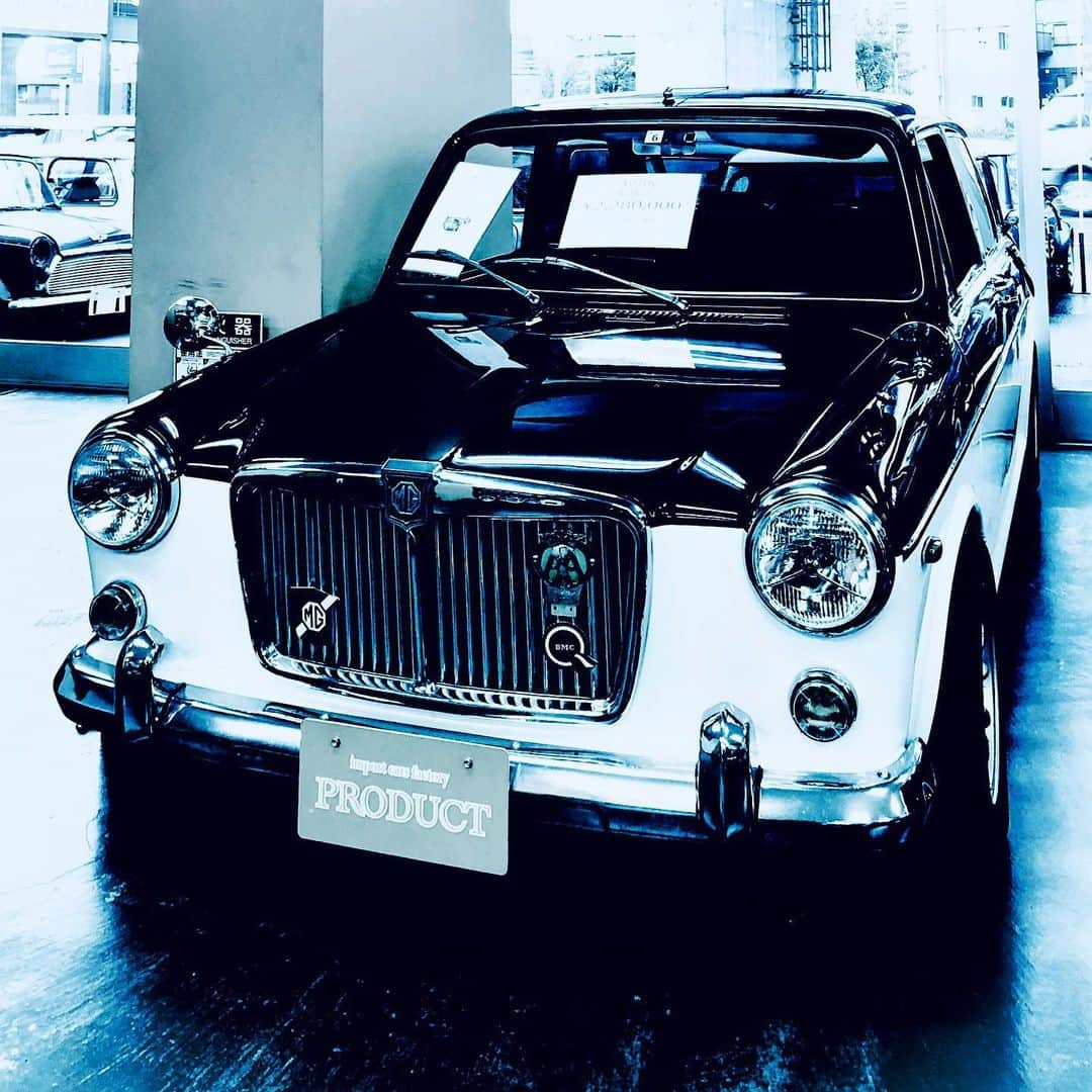 江田由紀浩のインスタグラム：「ライト片方切れちゃってたのでいつもの車屋さん「PRODUCT」さんへ。 店内にはかっこいい車が。いいなー。」