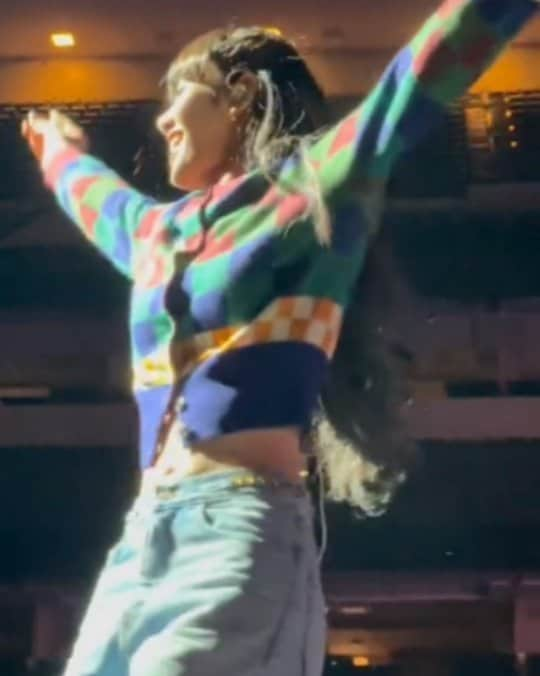 リサのインスタグラム：「Lisa at Bornpink World Tour in Dallas Soundcheck Day 1 . . ctto . #LISA #LALISA #리사 #블랙핑크 #BLACKPINK #LALISAMANOBAN #LALISAMANOBAL #blackpinklisa #lisablackpink」