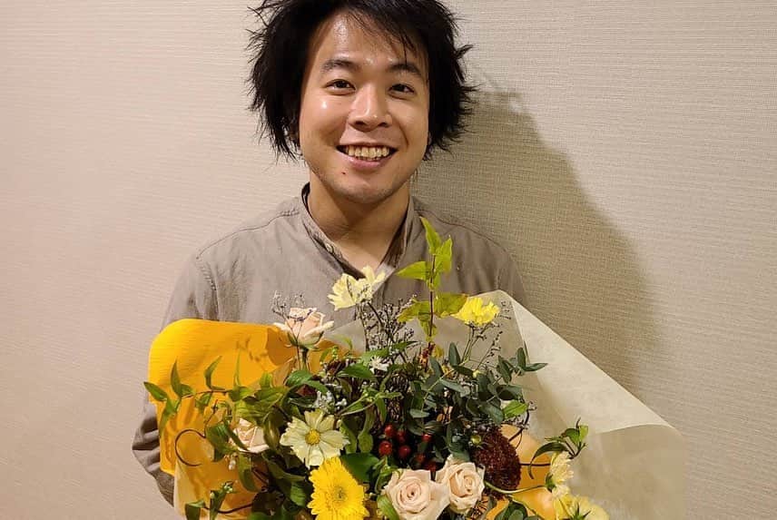 のインスタグラム：「#鎌倉殿の13人　 先日僕も無事にクランクアップしていました！ あたたかくもアツい現場で、半年近く同じ役を演じることができ、本当に幸せでした☺️ 感謝です‼︎💨 髪は地毛をワックスで固めて結んでいたので、撮影後はいつもこんな感じに。」